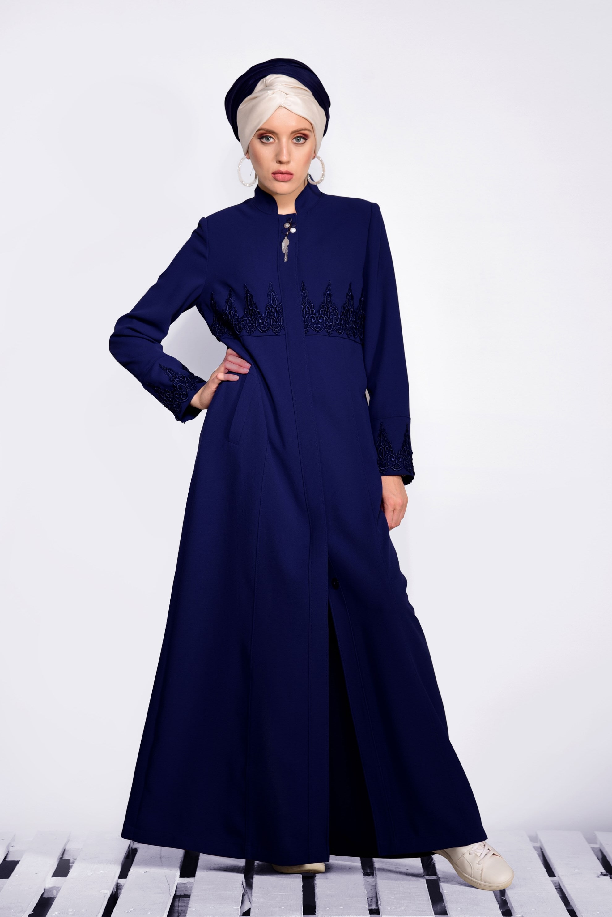 Tesettür giyim LACİVERT GİZLİ DÜĞMELİ NAKIŞ DETAYLI PARDESÜ 1250