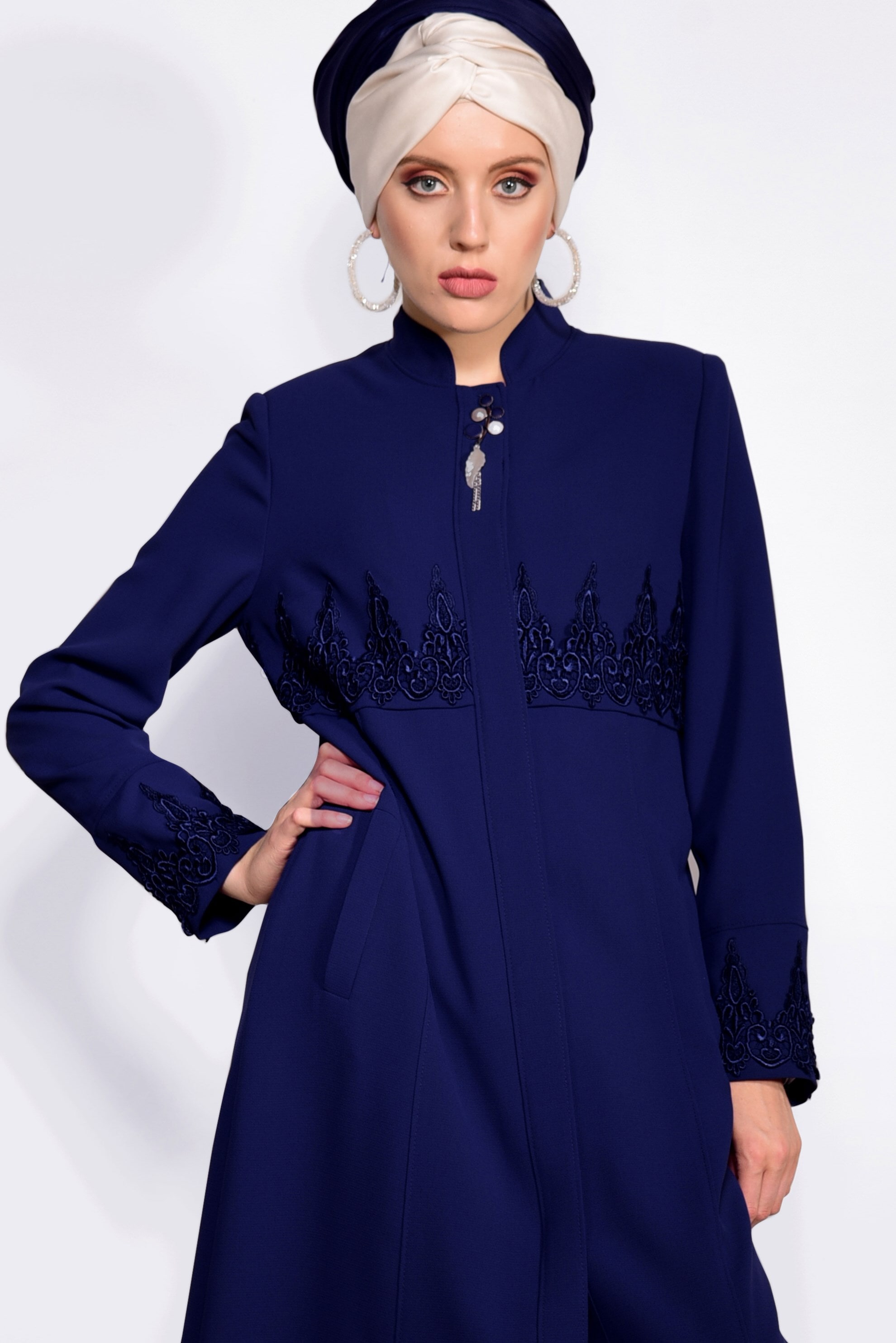 Tesettür giyim LACİVERT GİZLİ DÜĞMELİ NAKIŞ DETAYLI PARDESÜ 1250