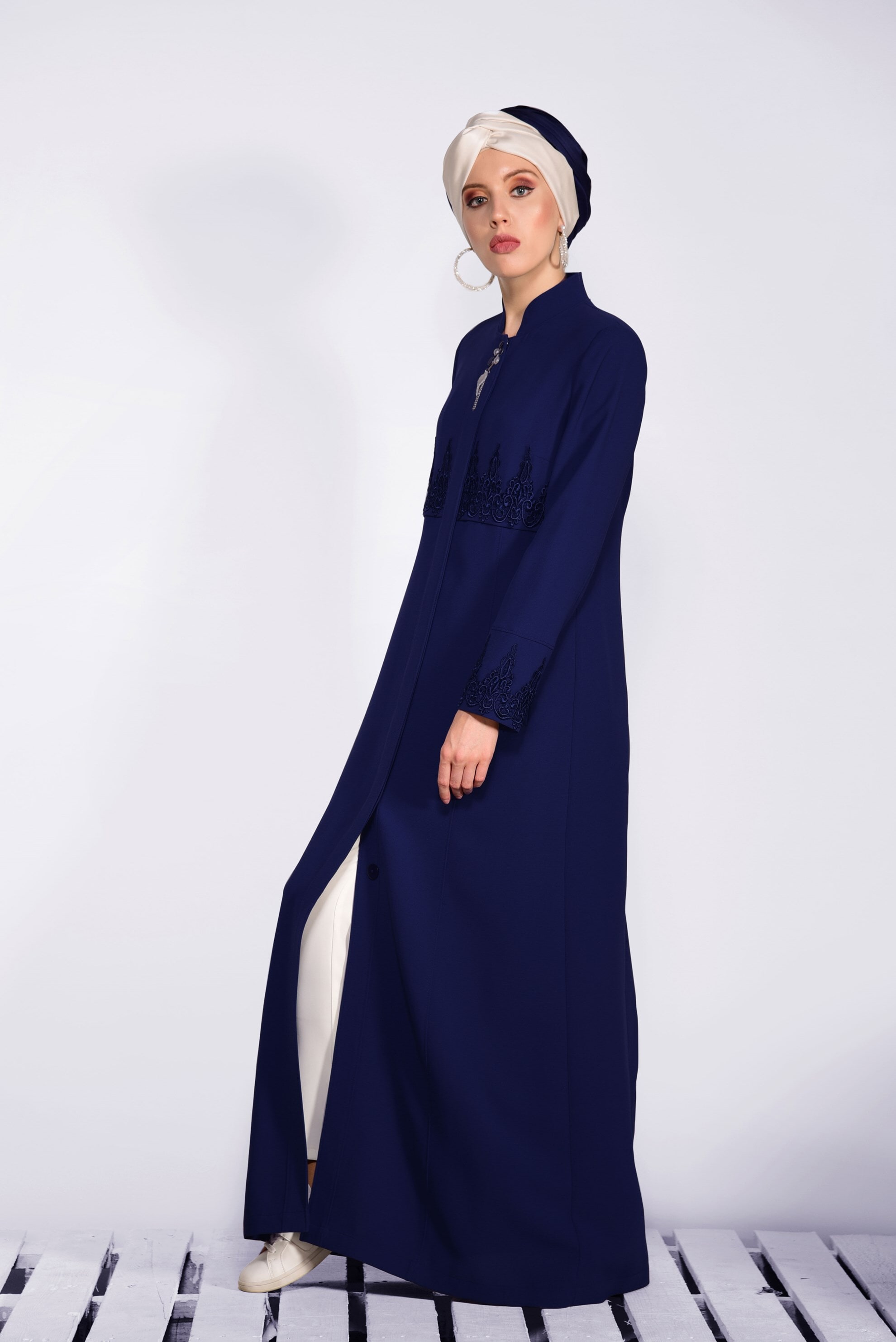 Tesettür giyim LACİVERT GİZLİ DÜĞMELİ NAKIŞ DETAYLI PARDESÜ 1250