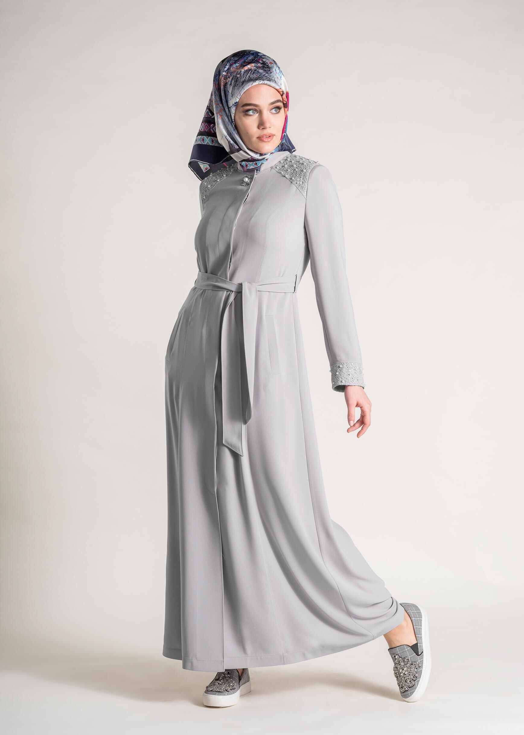 Tesettür giyim GRİ KOL VE YAKASI GÜPÜR DETAYLI PARDESÜ 1252