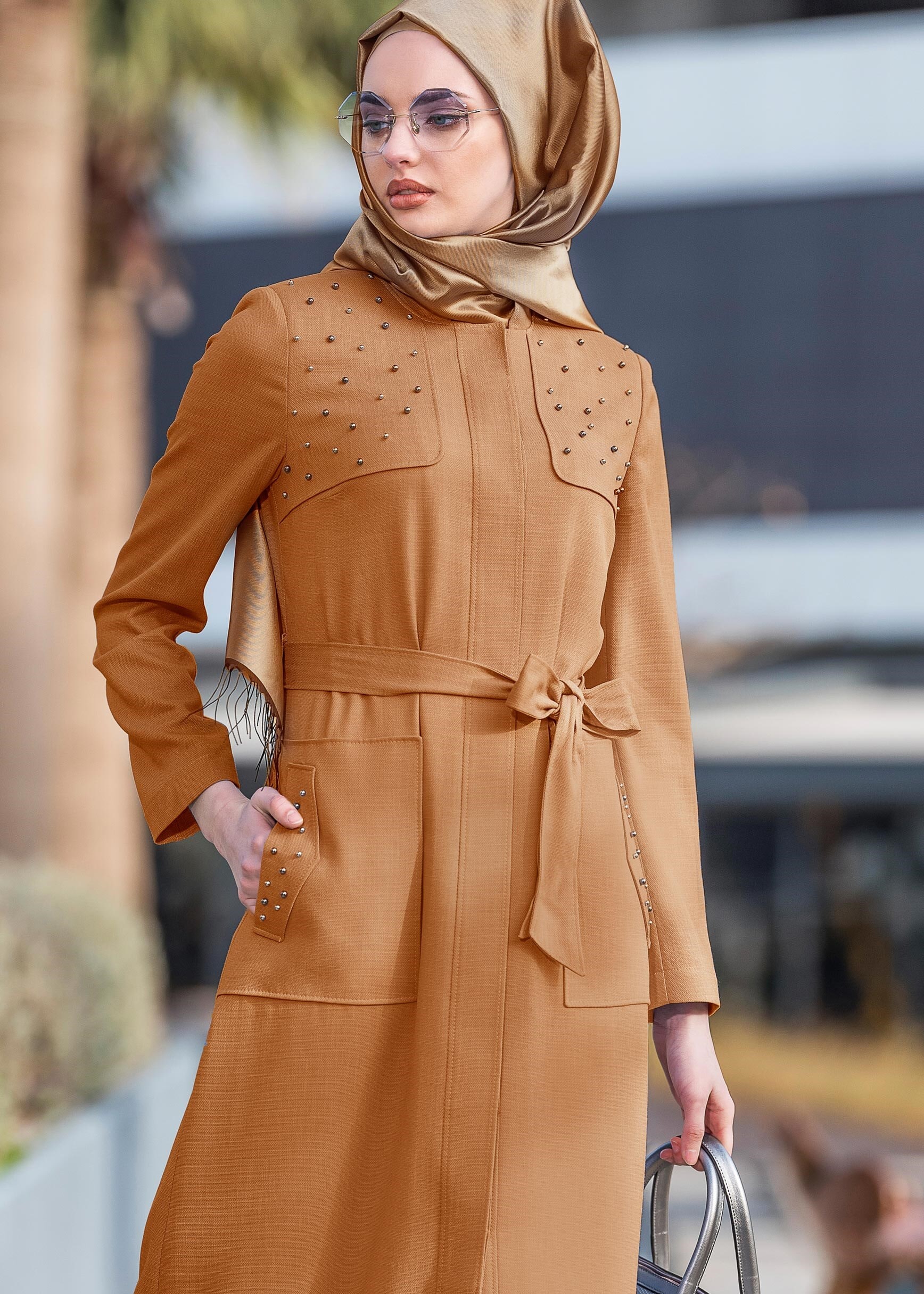 Tesettür giyim KAHVE BONCUK İŞLEMELİ KUŞAKLI PARDESÜ 1254