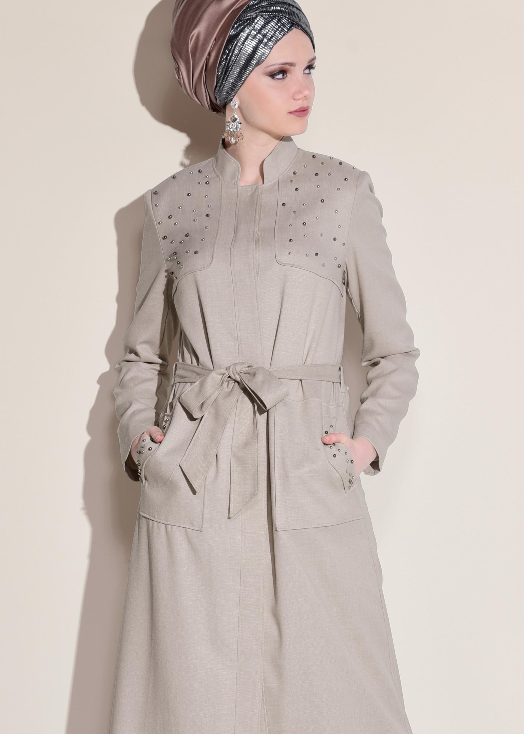 Tesettür giyim BEJ BONCUK İŞLEMELİ KUŞAKLI PARDESÜ 1254