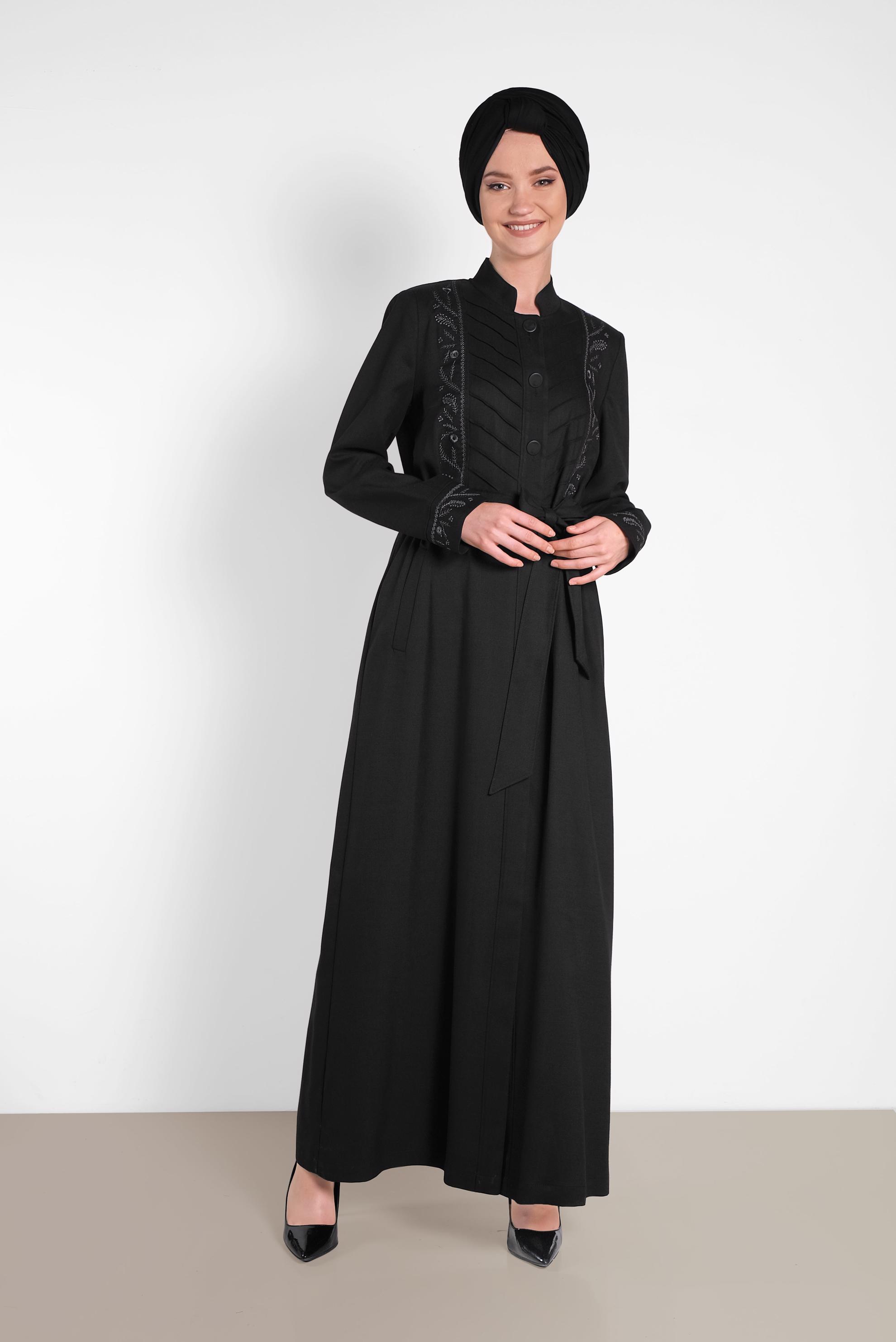Tesettür giyim SİYAH HAKİM YAKA NAKIŞLI PARDESÜ 1257 