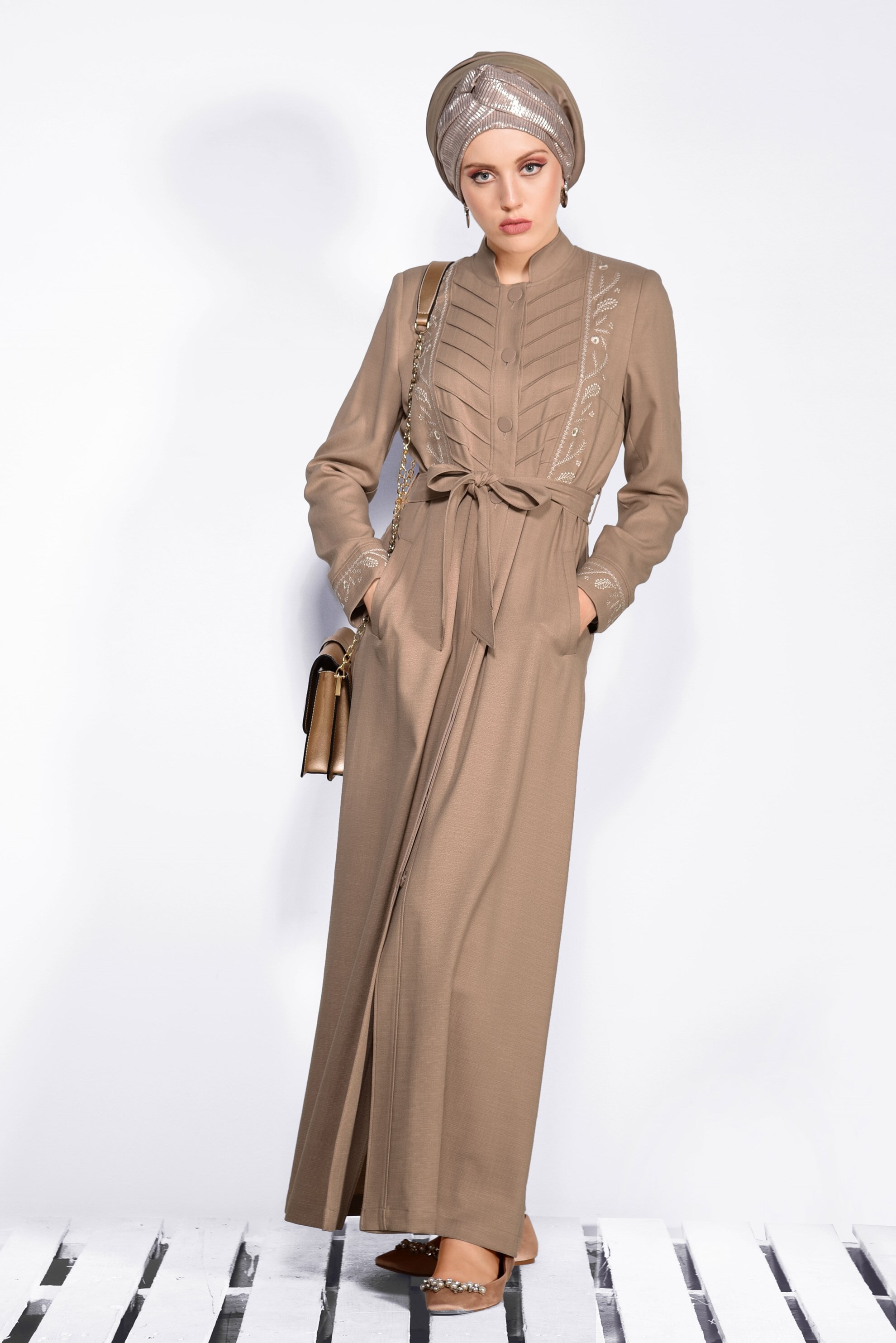 Tesettür giyim BEJ HAKİM YAKA NAKIŞLI PARDESÜ 1257 