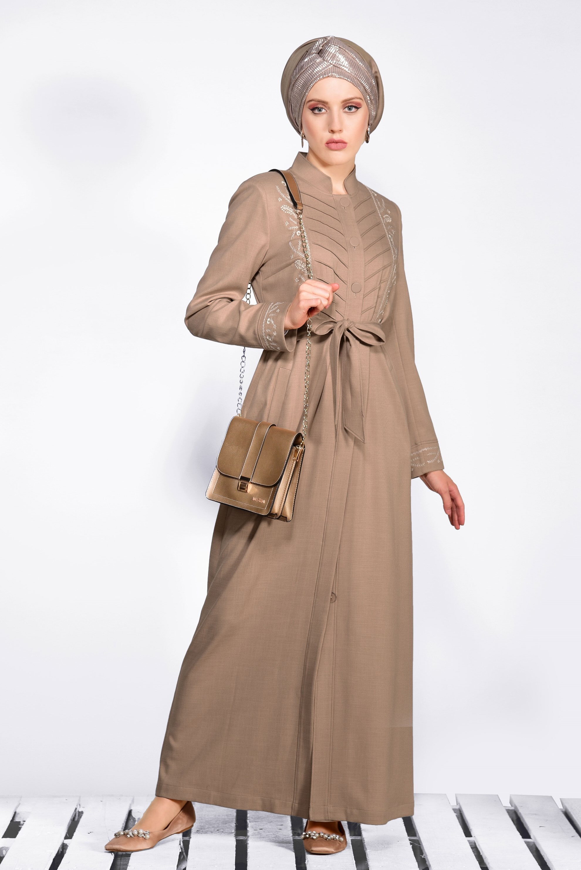 Tesettür giyim BEJ HAKİM YAKA NAKIŞLI PARDESÜ 1257 