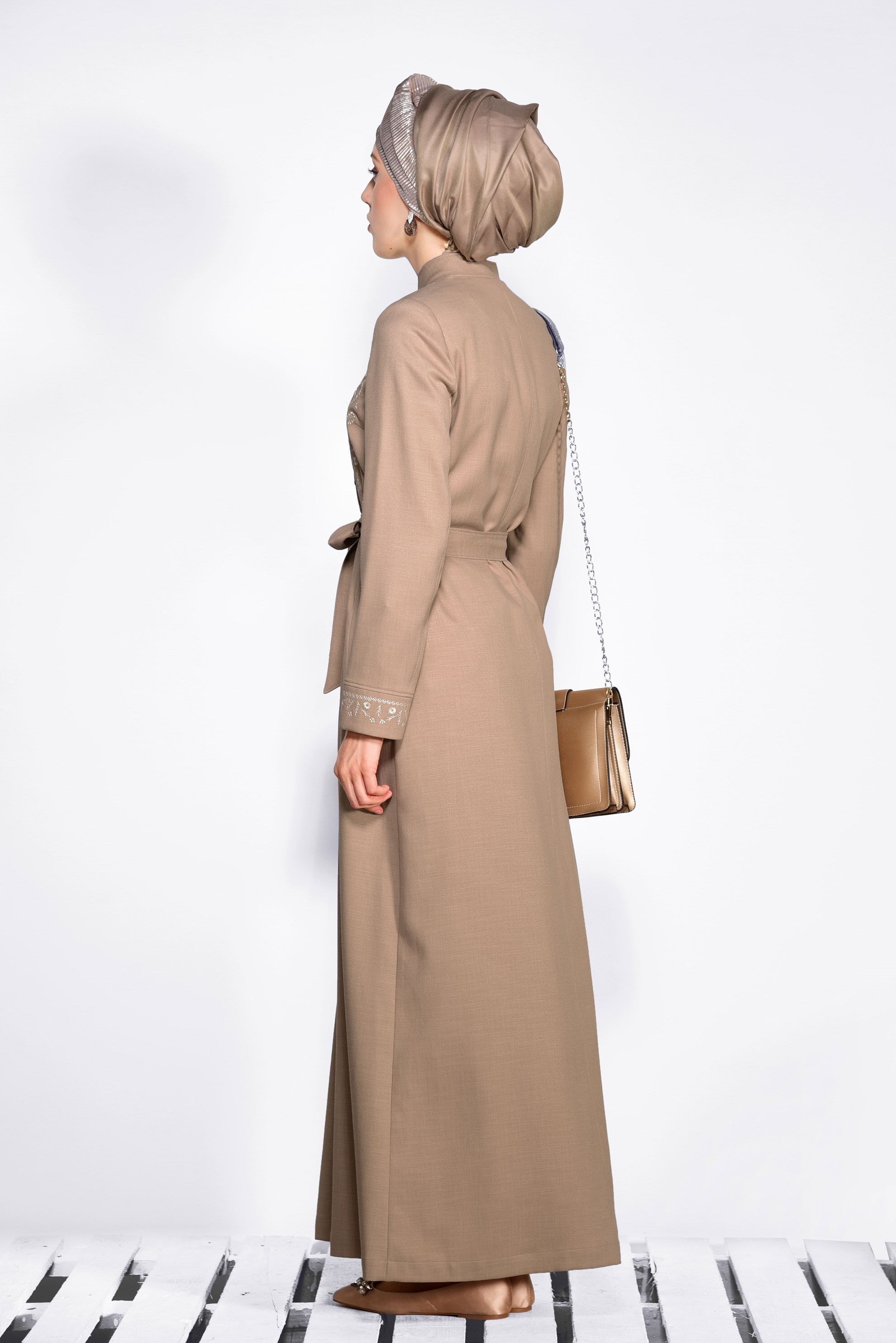 Tesettür giyim BEJ HAKİM YAKA NAKIŞLI PARDESÜ 1257 
