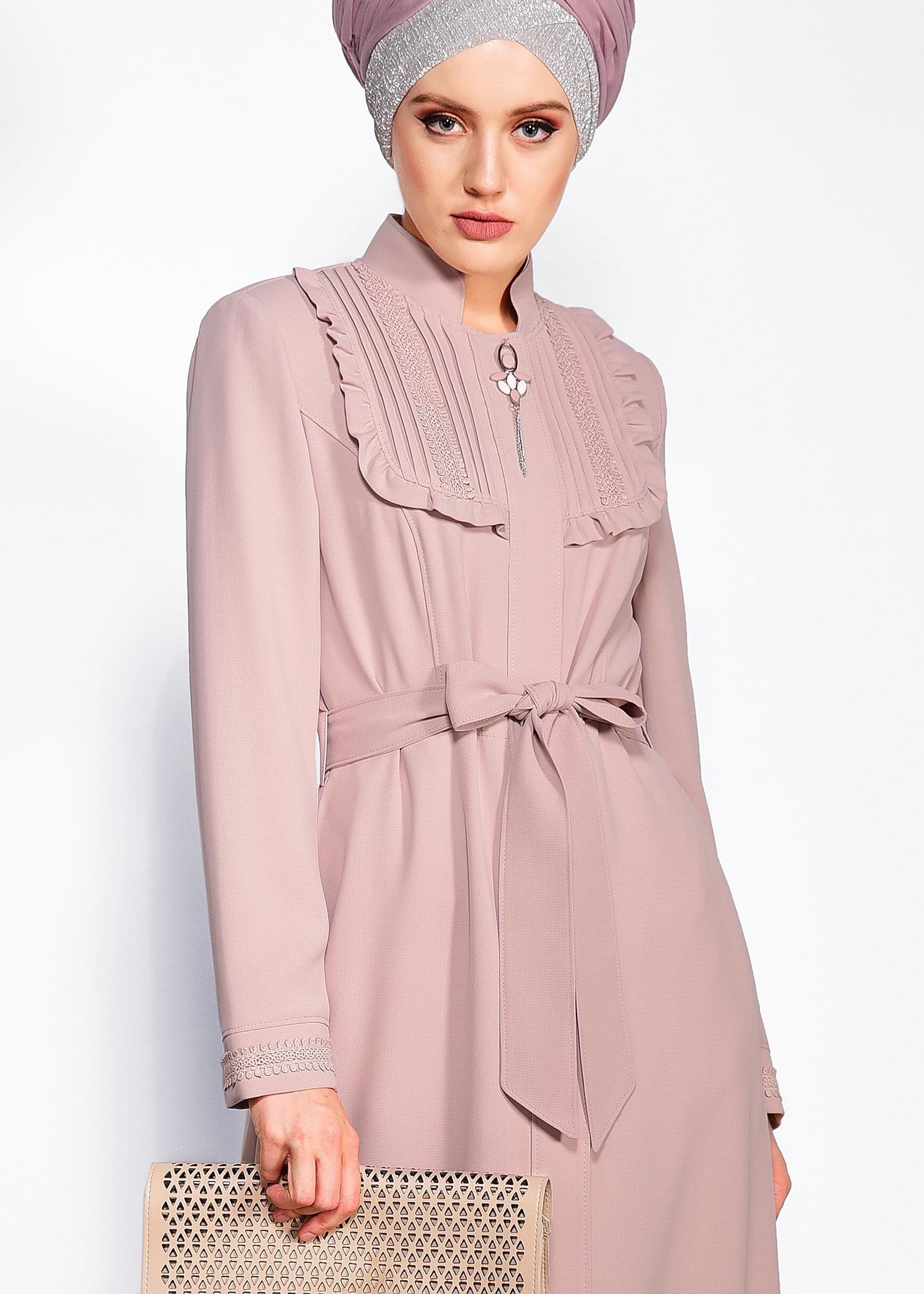 Tesettür giyim PUDRA YAKA KISMI FIRFIR DETAYLI PARDESÜ 1259