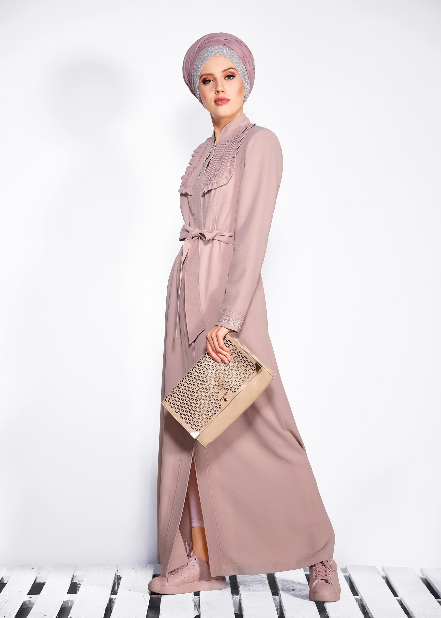 Tesettür giyim PUDRA YAKA KISMI FIRFIR DETAYLI PARDESÜ 1259