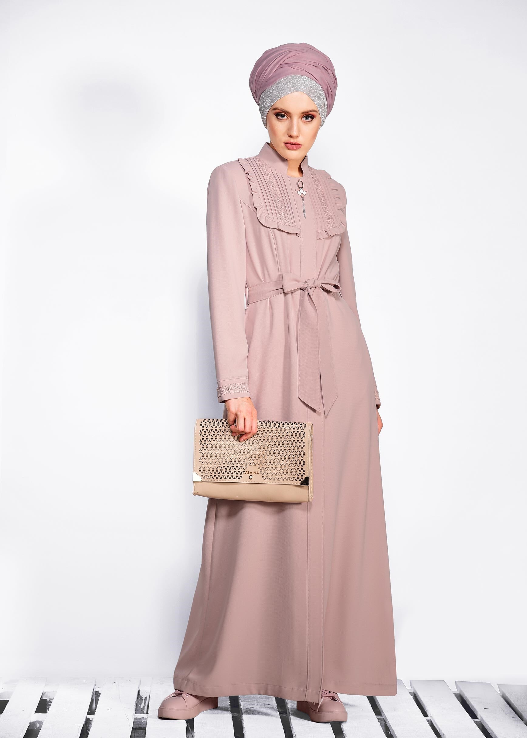 Tesettür giyim PUDRA YAKA KISMI FIRFIR DETAYLI PARDESÜ 1259