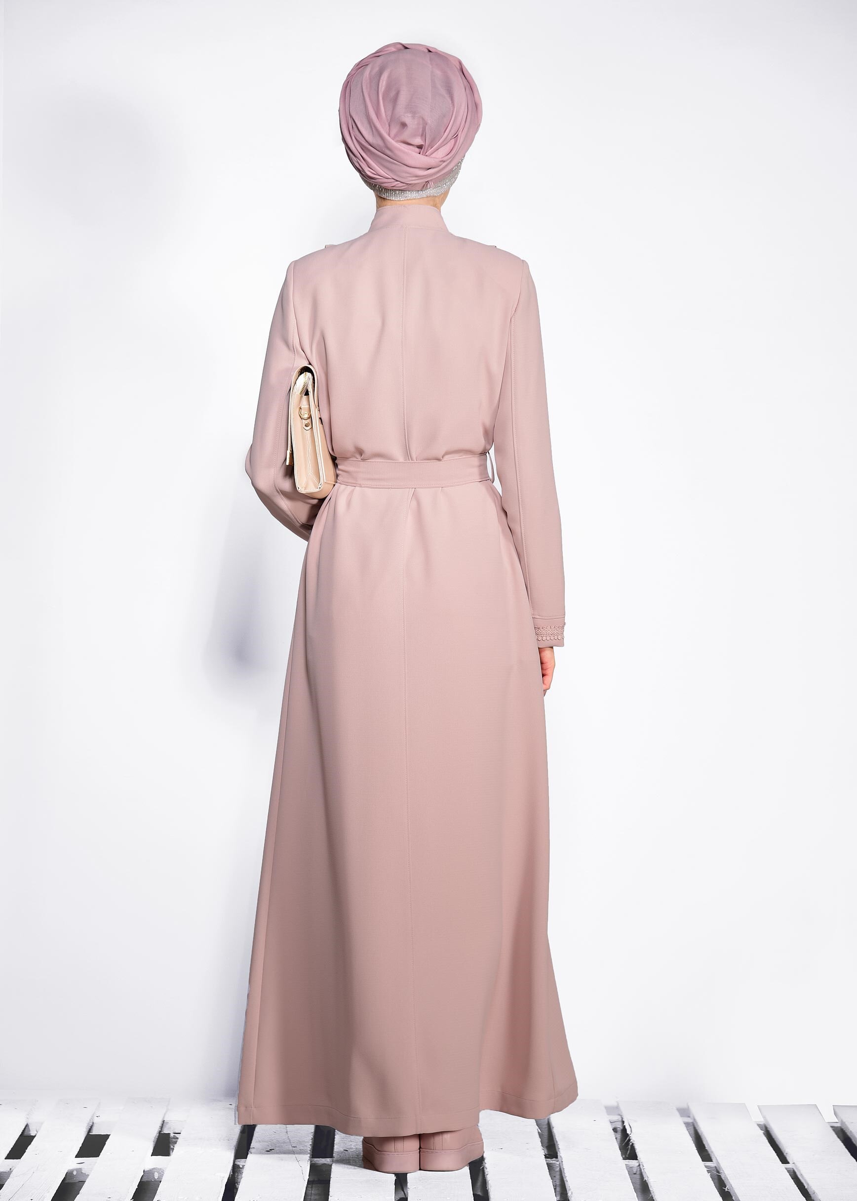Tesettür giyim PUDRA YAKA KISMI FIRFIR DETAYLI PARDESÜ 1259