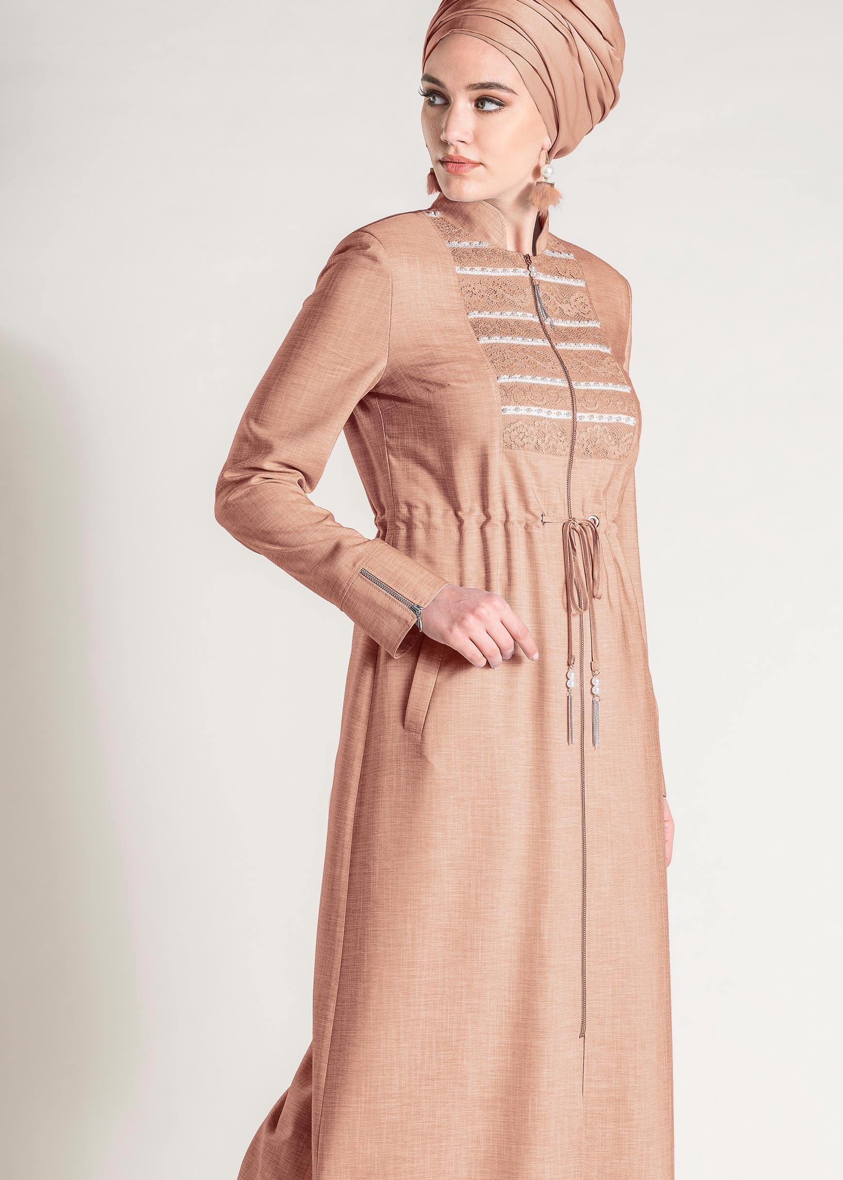 Tesettür giyim PUDRA FERMUARLI GÜPÜR DETAYLI PARDESÜ 1262