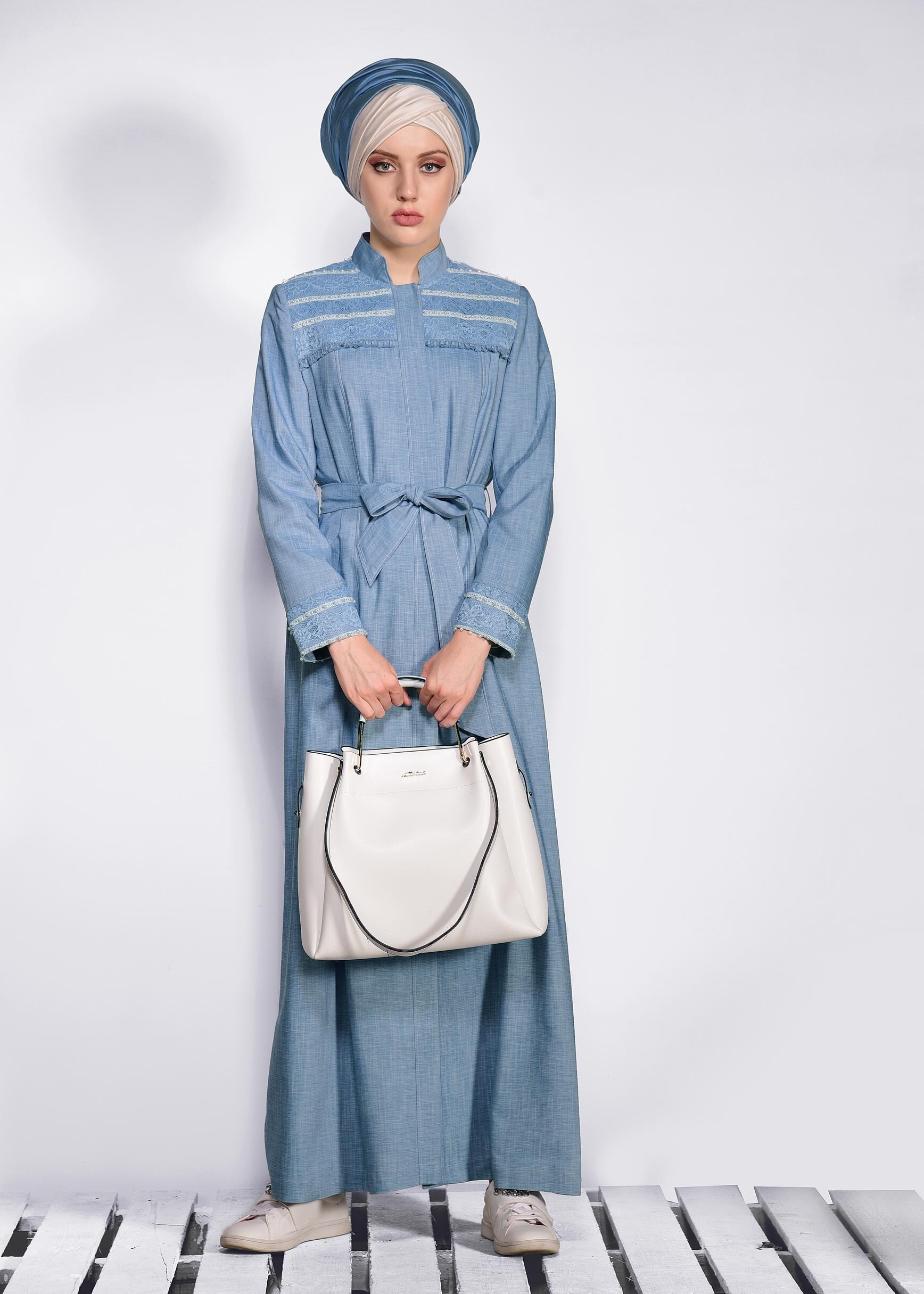 Tesettür giyim MAVİ GİZLİ DÜĞMELİ İŞLEMELİ PARDESÜ 1263