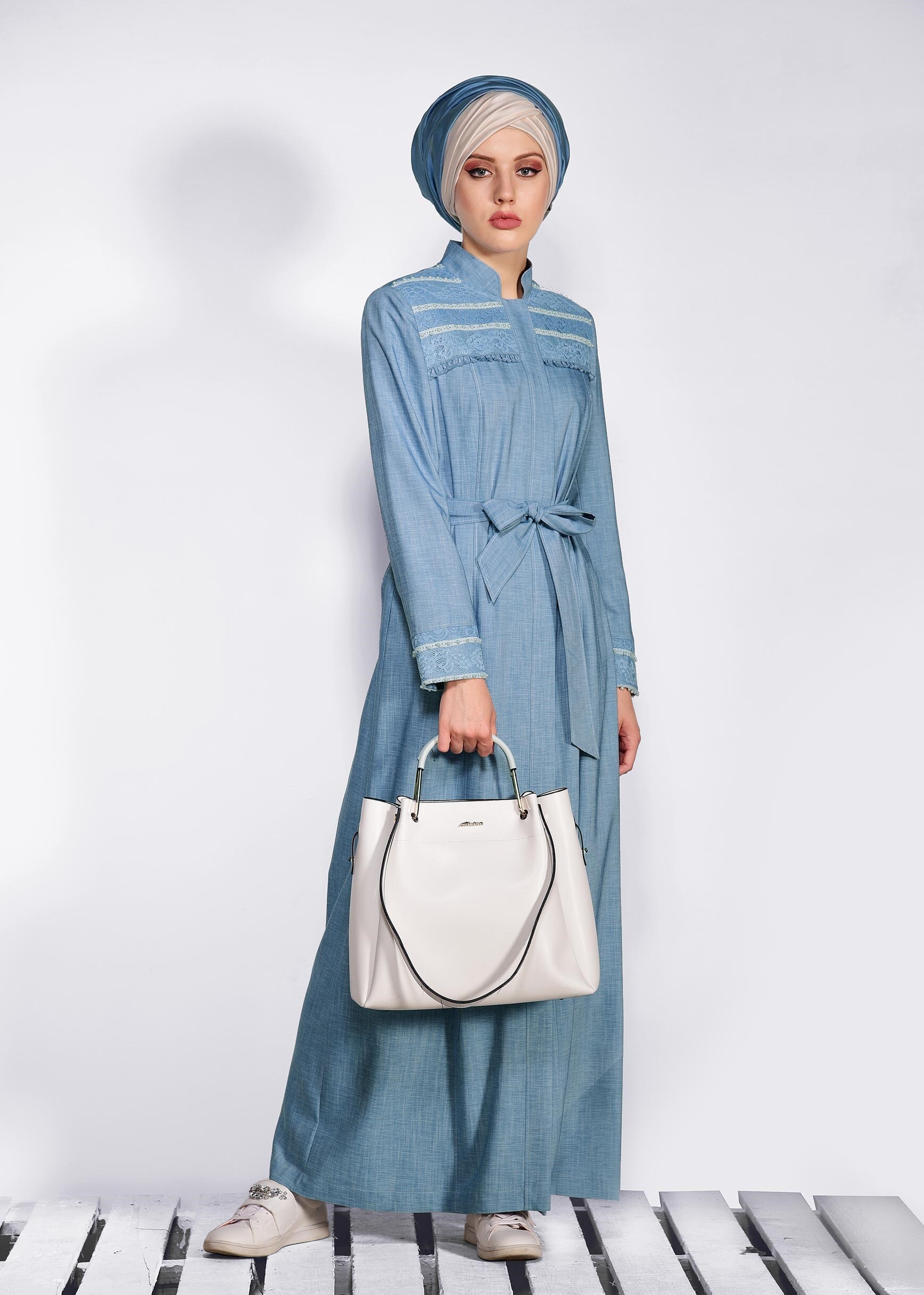 Tesettür giyim MAVİ GİZLİ DÜĞMELİ İŞLEMELİ PARDESÜ 1263