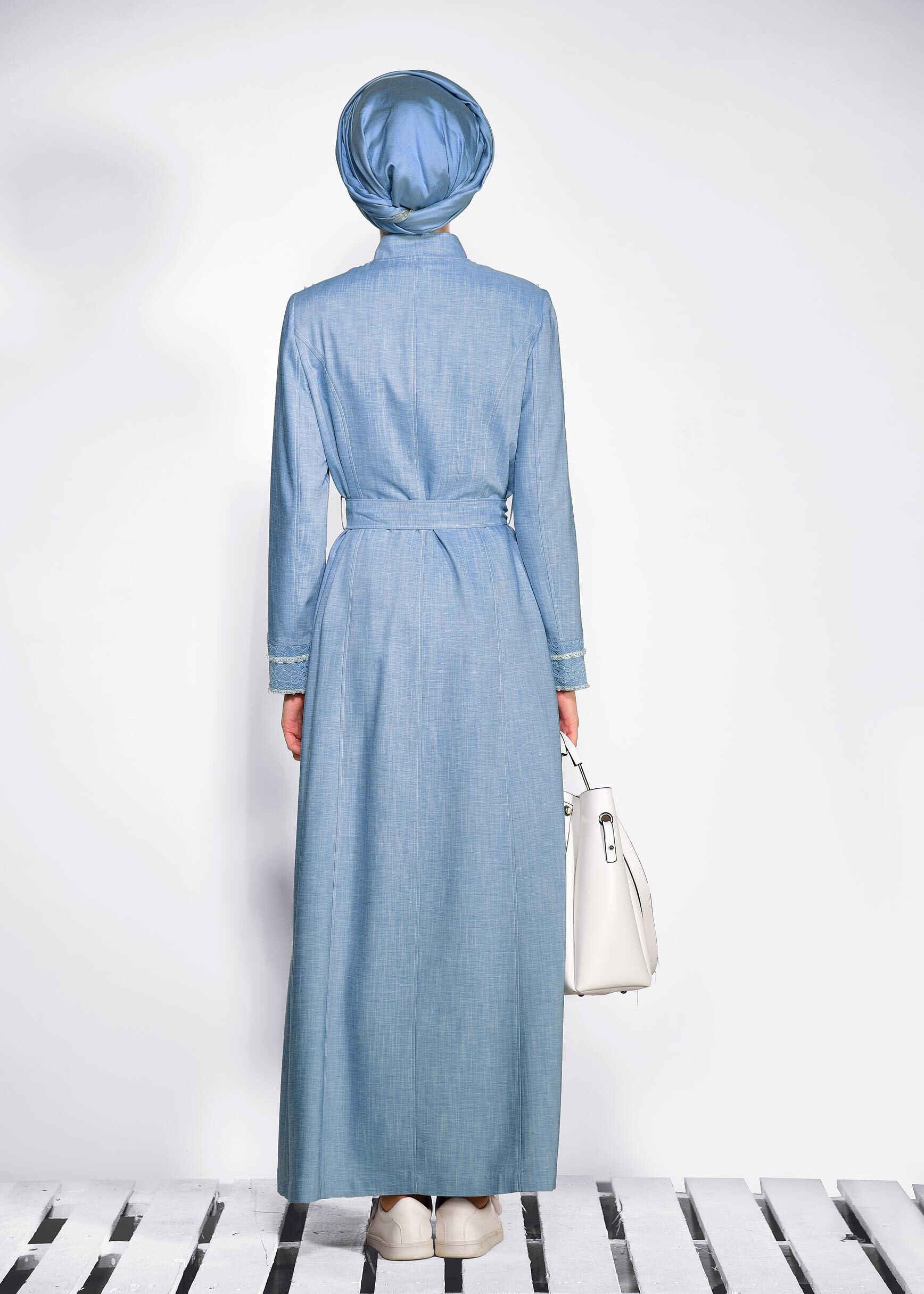 Tesettür giyim MAVİ GİZLİ DÜĞMELİ İŞLEMELİ PARDESÜ 1263