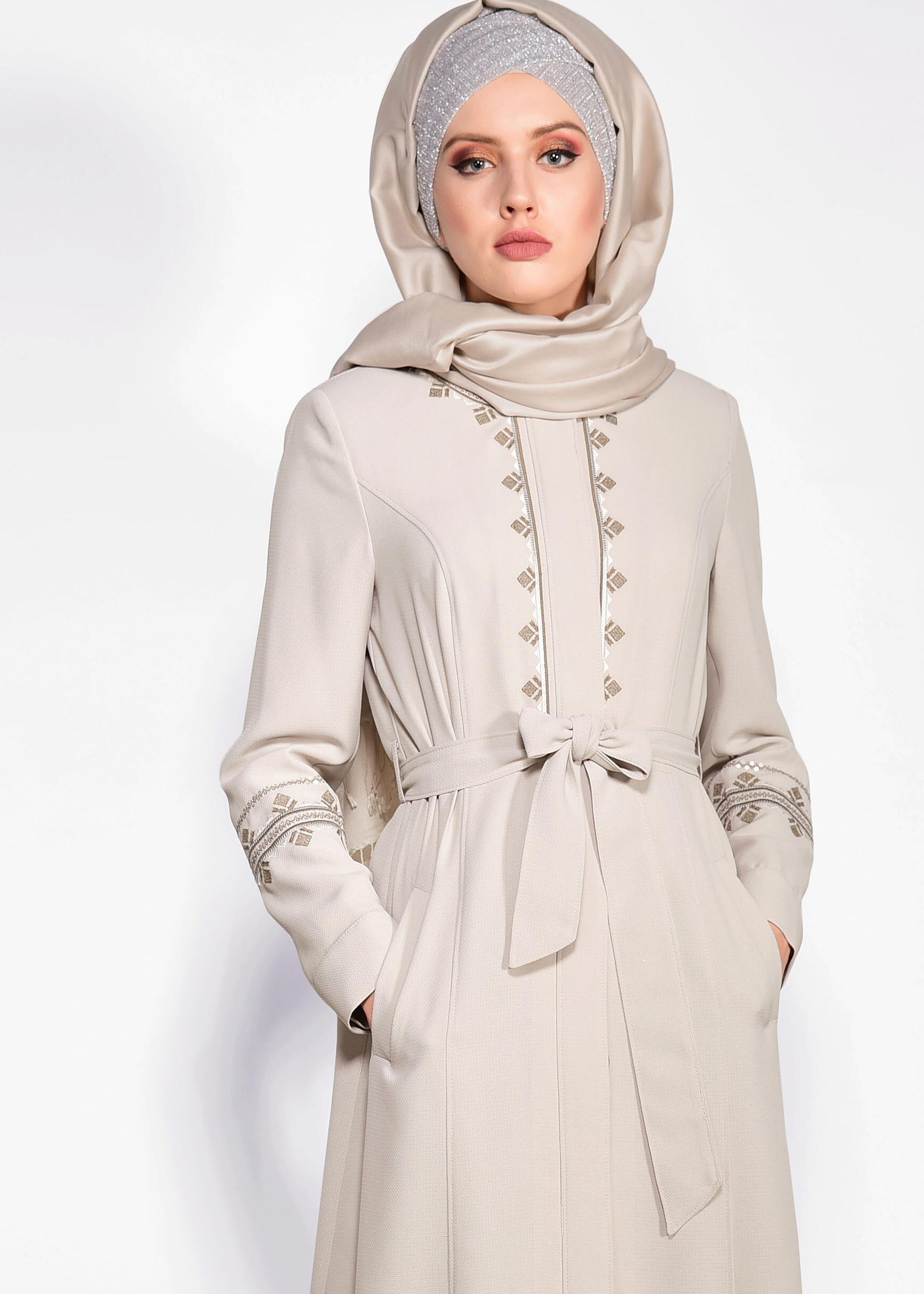 Tesettür giyim BEJ NAKIŞLI GİZLİ DÜĞMELİ PARDESÜ 1279