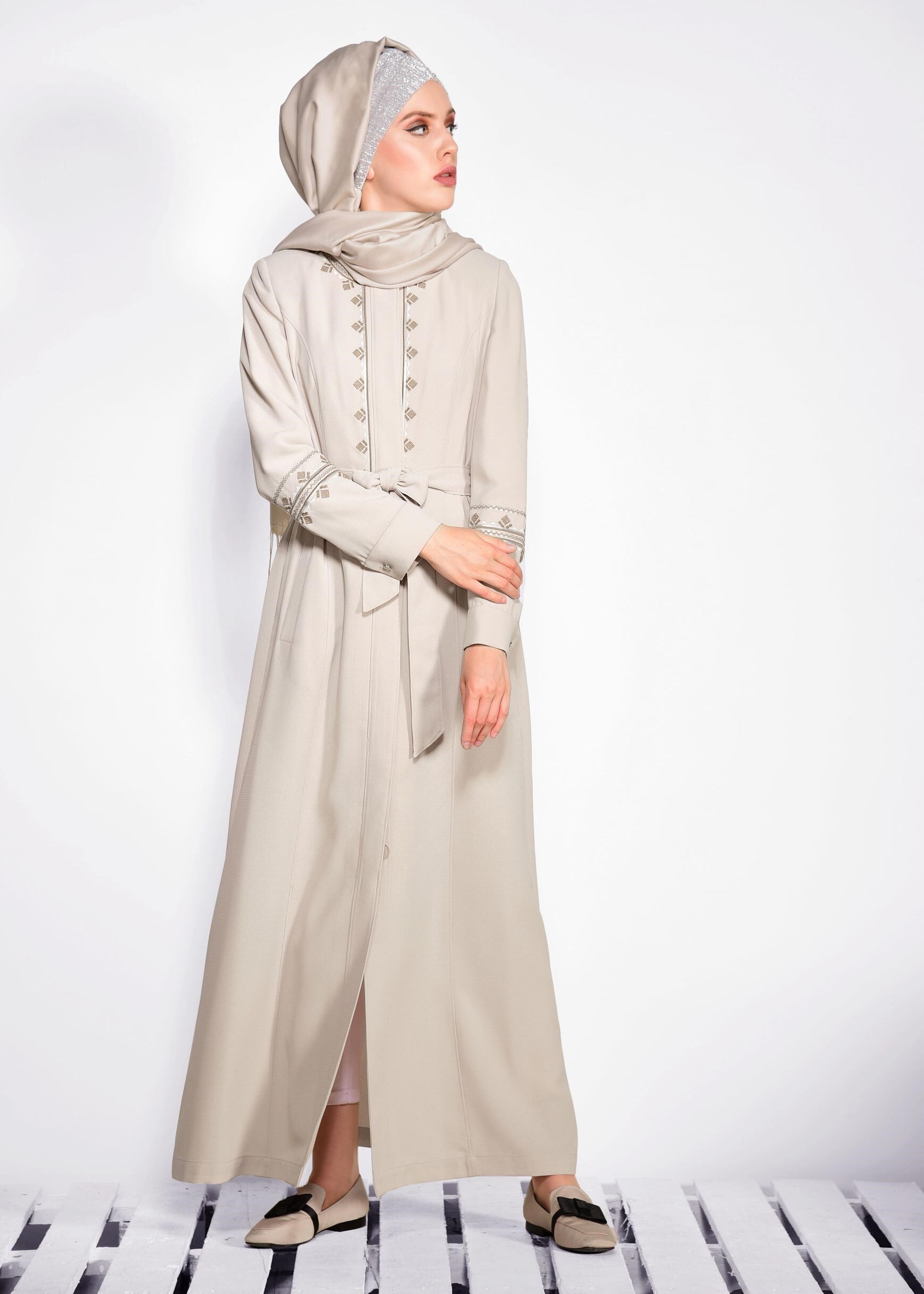 Tesettür giyim BEJ NAKIŞLI GİZLİ DÜĞMELİ PARDESÜ 1279