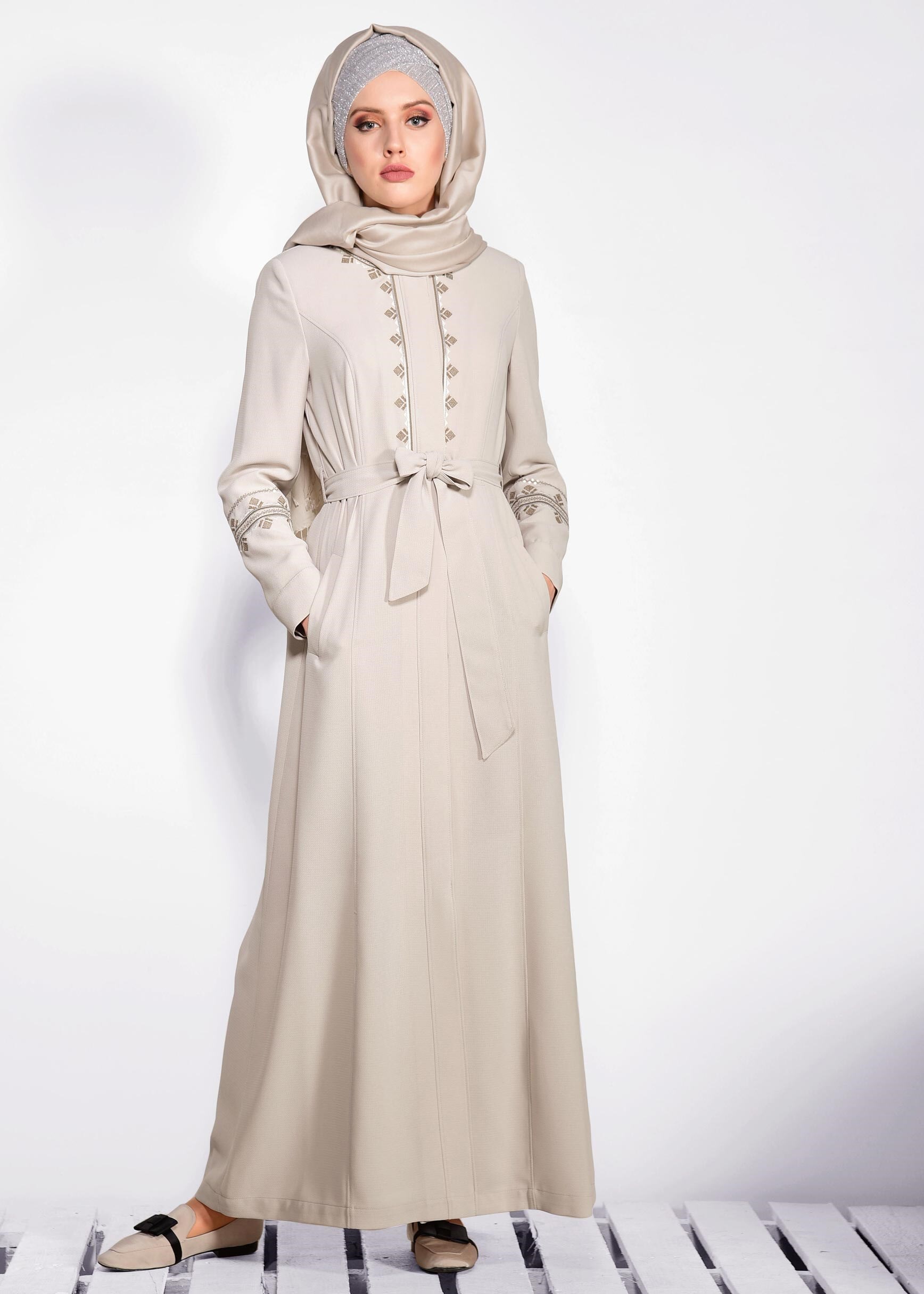 Tesettür giyim BEJ NAKIŞLI GİZLİ DÜĞMELİ PARDESÜ 1279