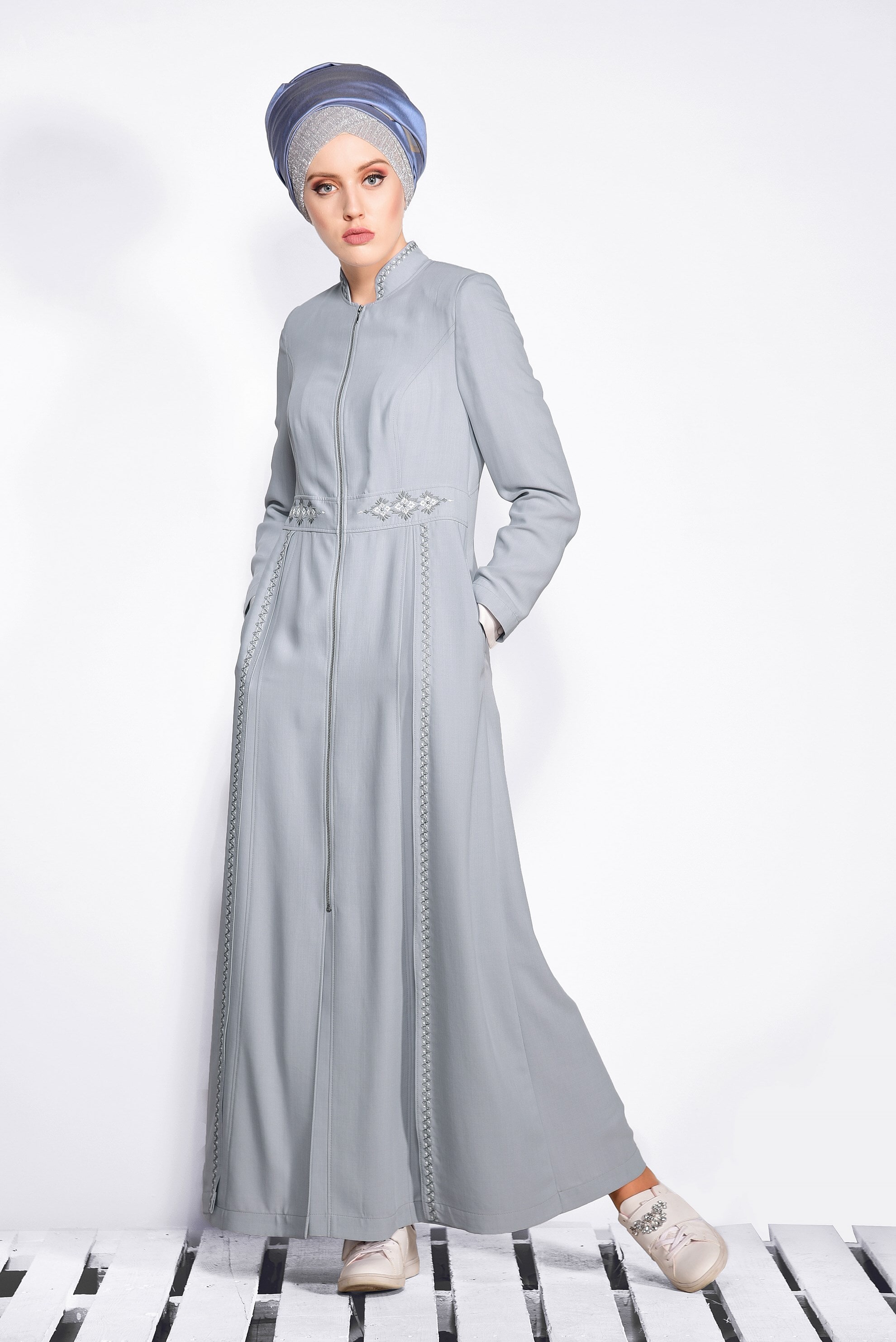 Tesettür giyim GRİ NAKIŞ DETAYLI PARDESÜ 1280