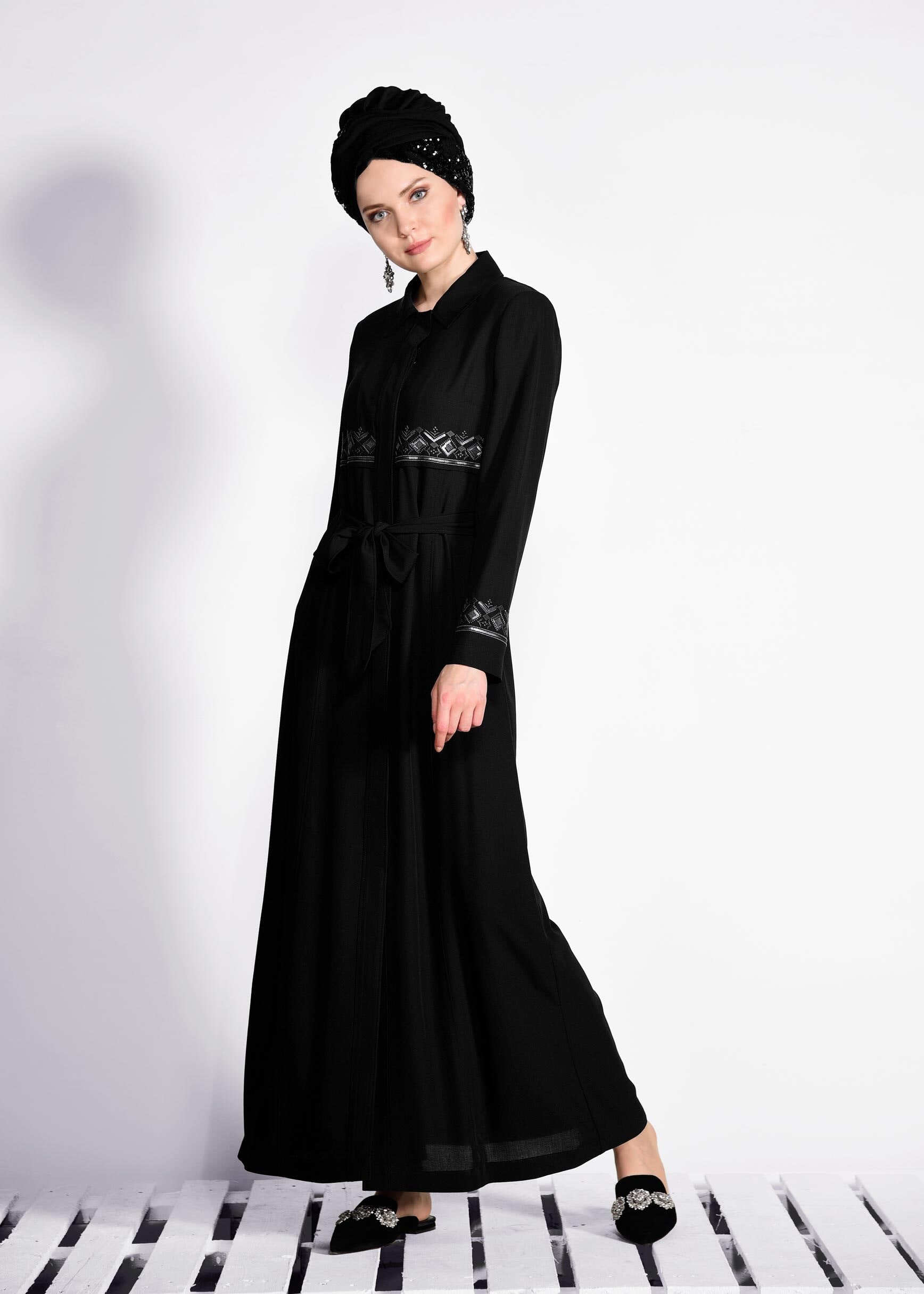 Tesettür giyim SİYAH GİZLİ DÜĞMELİ NAKIŞLI PARDESÜ 1284 