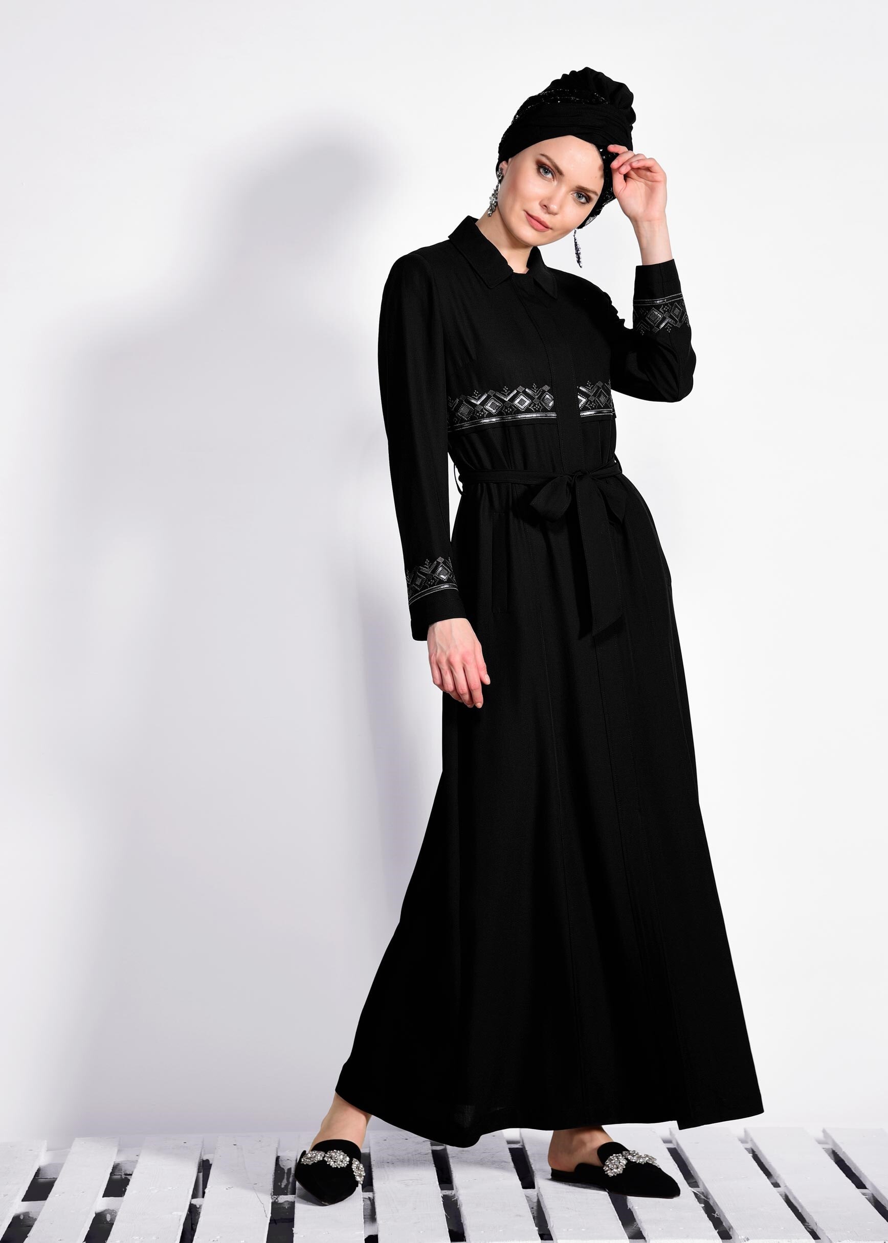 Tesettür giyim SİYAH GİZLİ DÜĞMELİ NAKIŞLI PARDESÜ 1284 