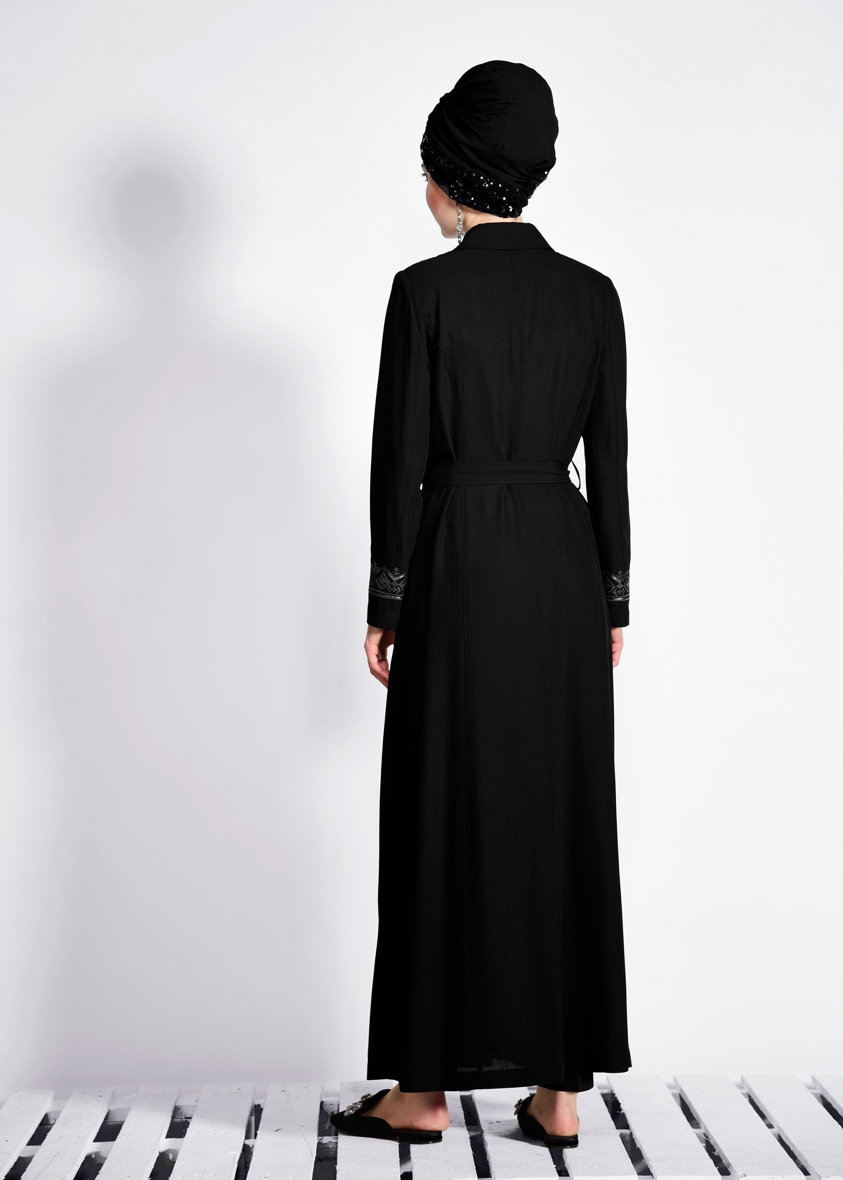 Tesettür giyim SİYAH GİZLİ DÜĞMELİ NAKIŞLI PARDESÜ 1284 