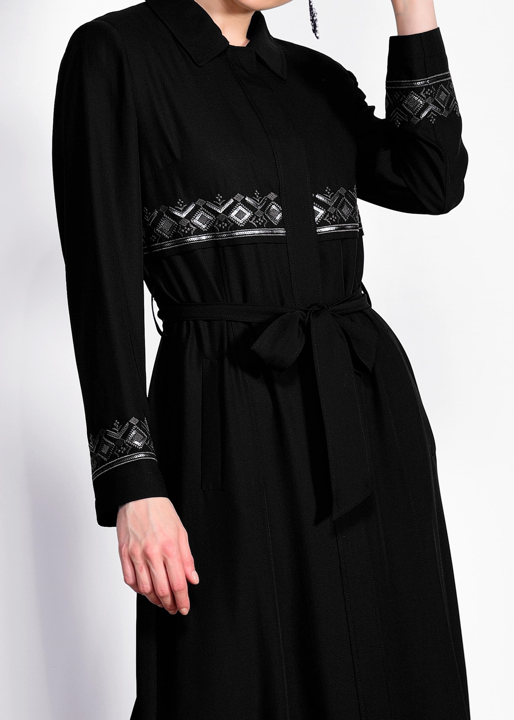 Tesettür giyim SİYAH GİZLİ DÜĞMELİ NAKIŞLI PARDESÜ 1284 