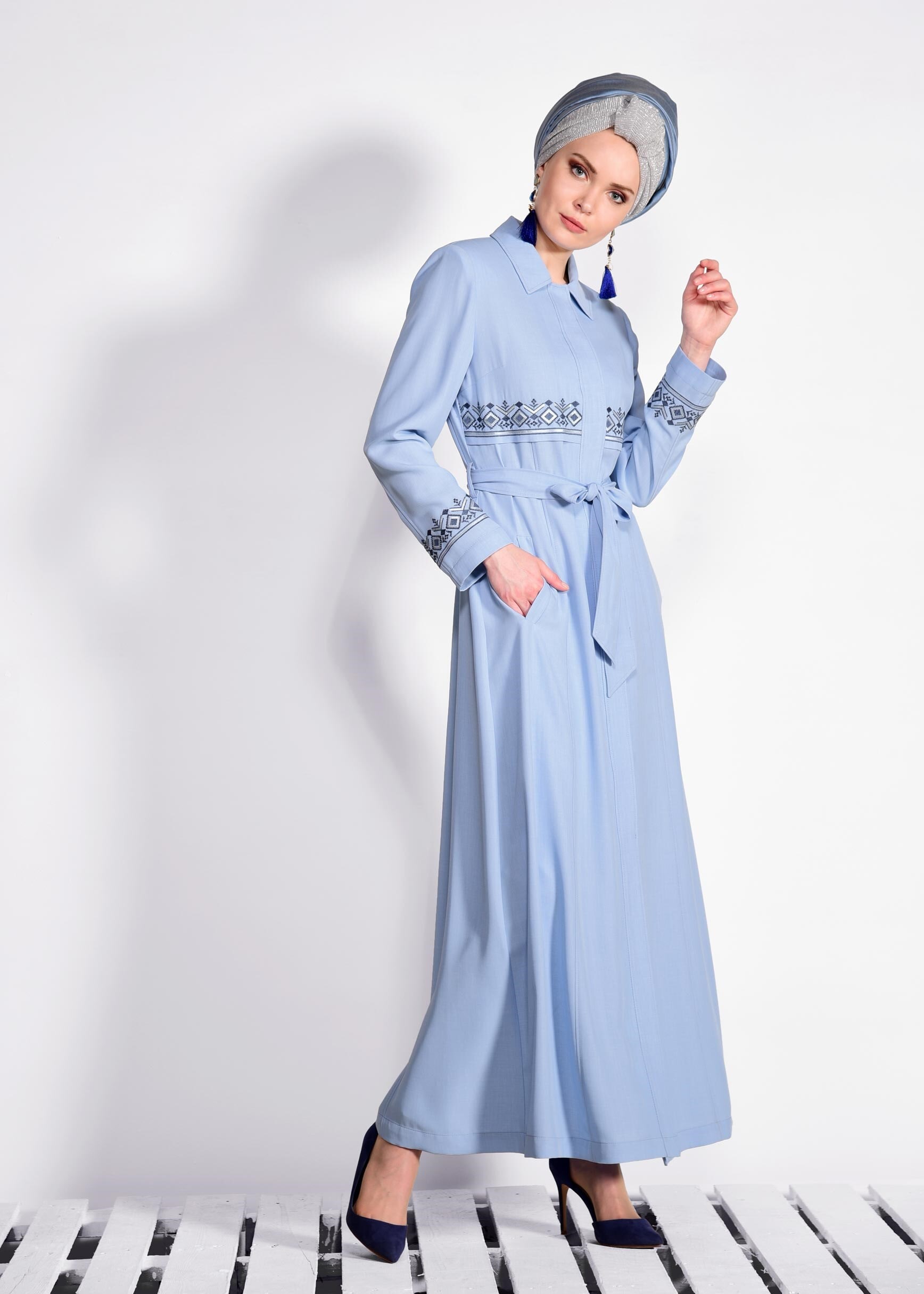 Tesettür giyim MAVİ GİZLİ DÜĞMELİ NAKIŞLI PARDESÜ 1284 