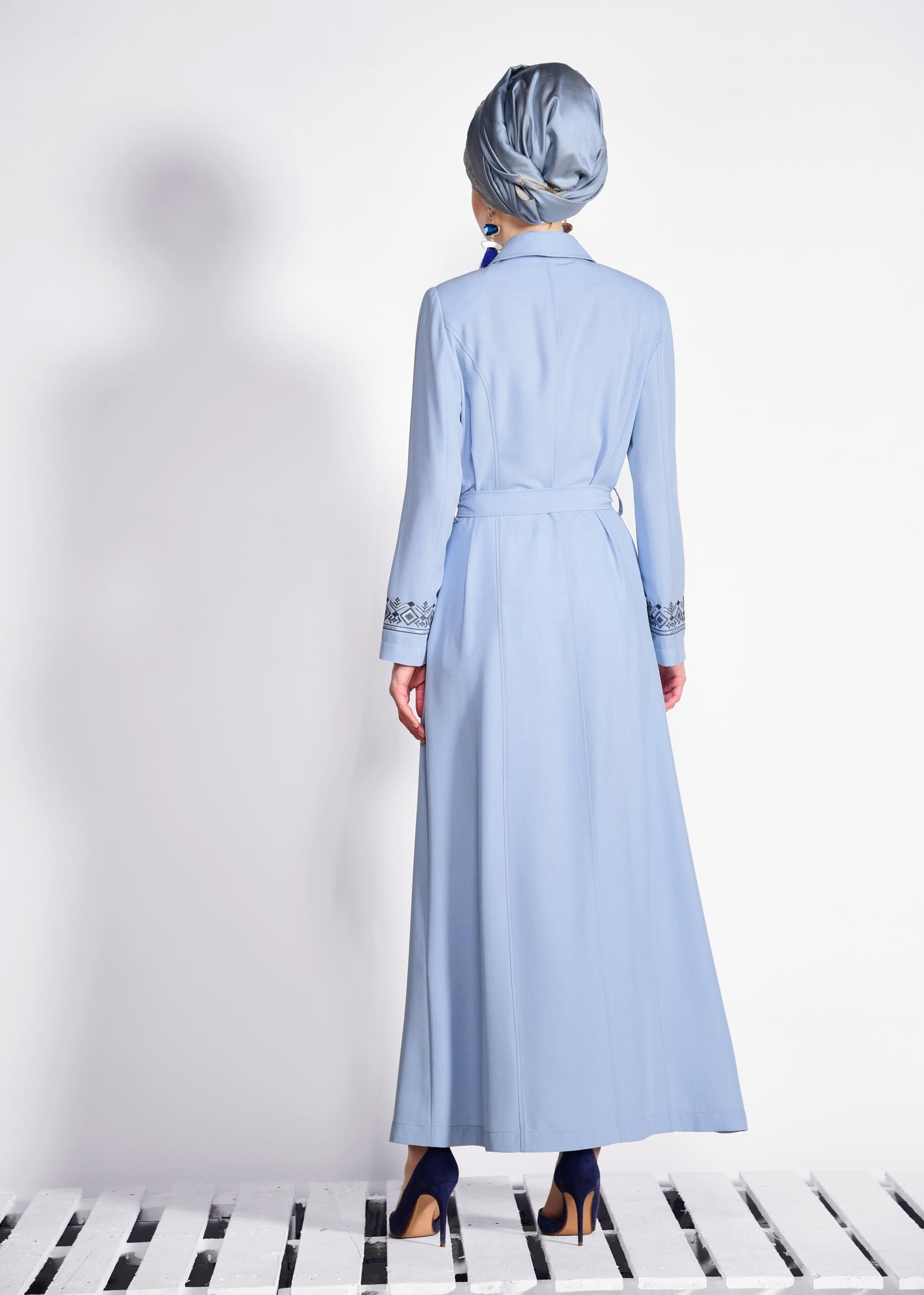 Tesettür giyim MAVİ GİZLİ DÜĞMELİ NAKIŞLI PARDESÜ 1284 