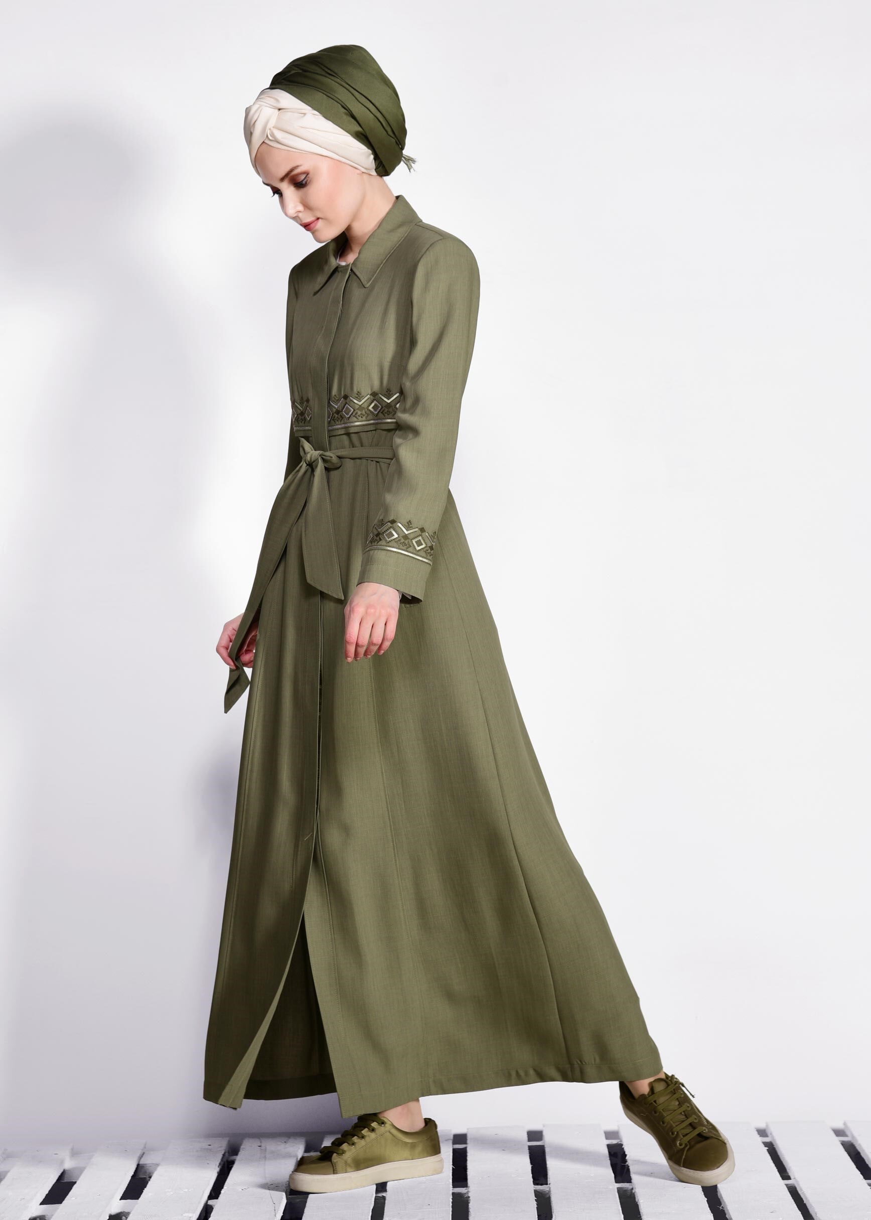 Tesettür giyim HAKİ GİZLİ DÜĞMELİ NAKIŞLI PARDESÜ 1284 