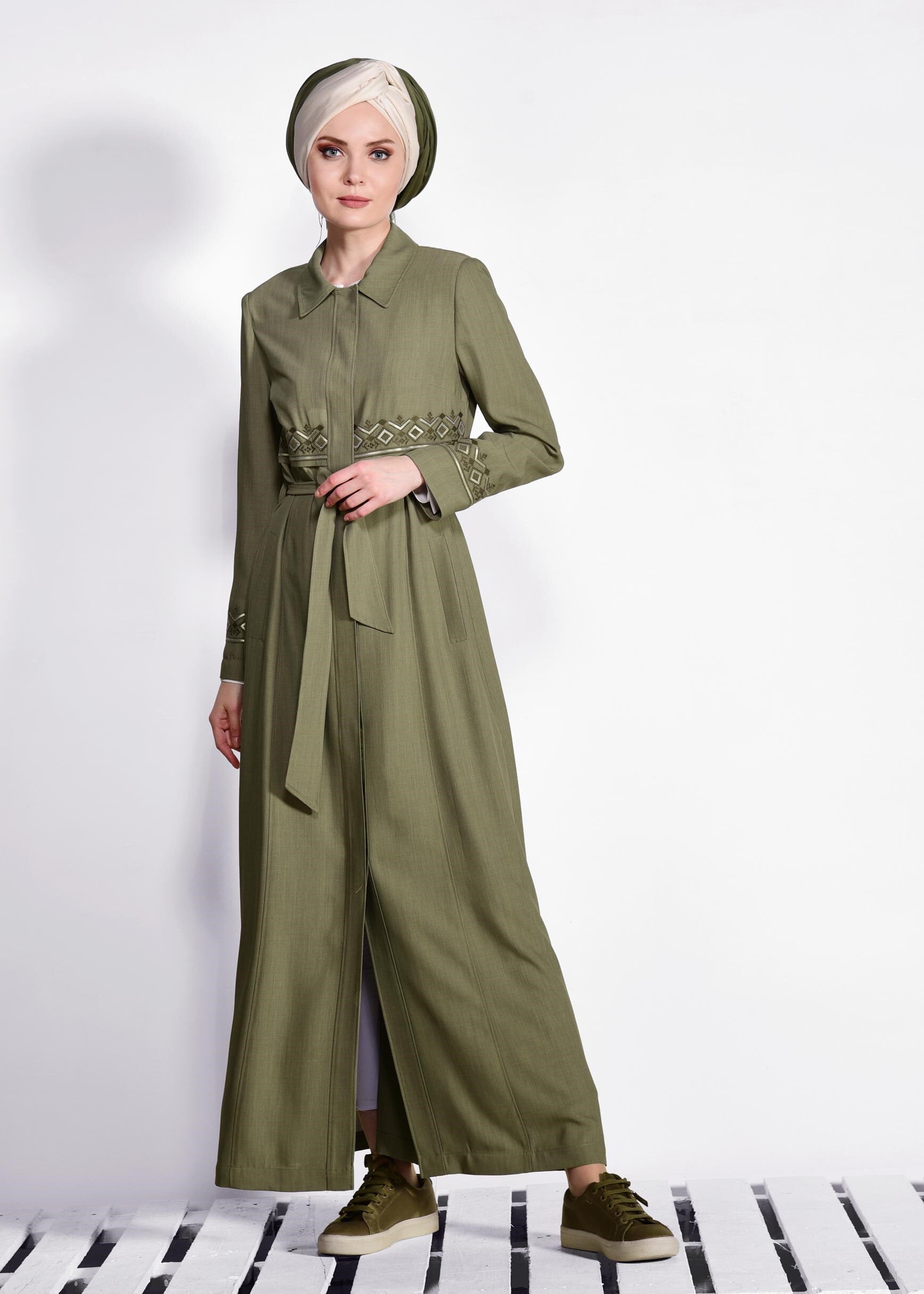 Tesettür giyim HAKİ GİZLİ DÜĞMELİ NAKIŞLI PARDESÜ 1284 