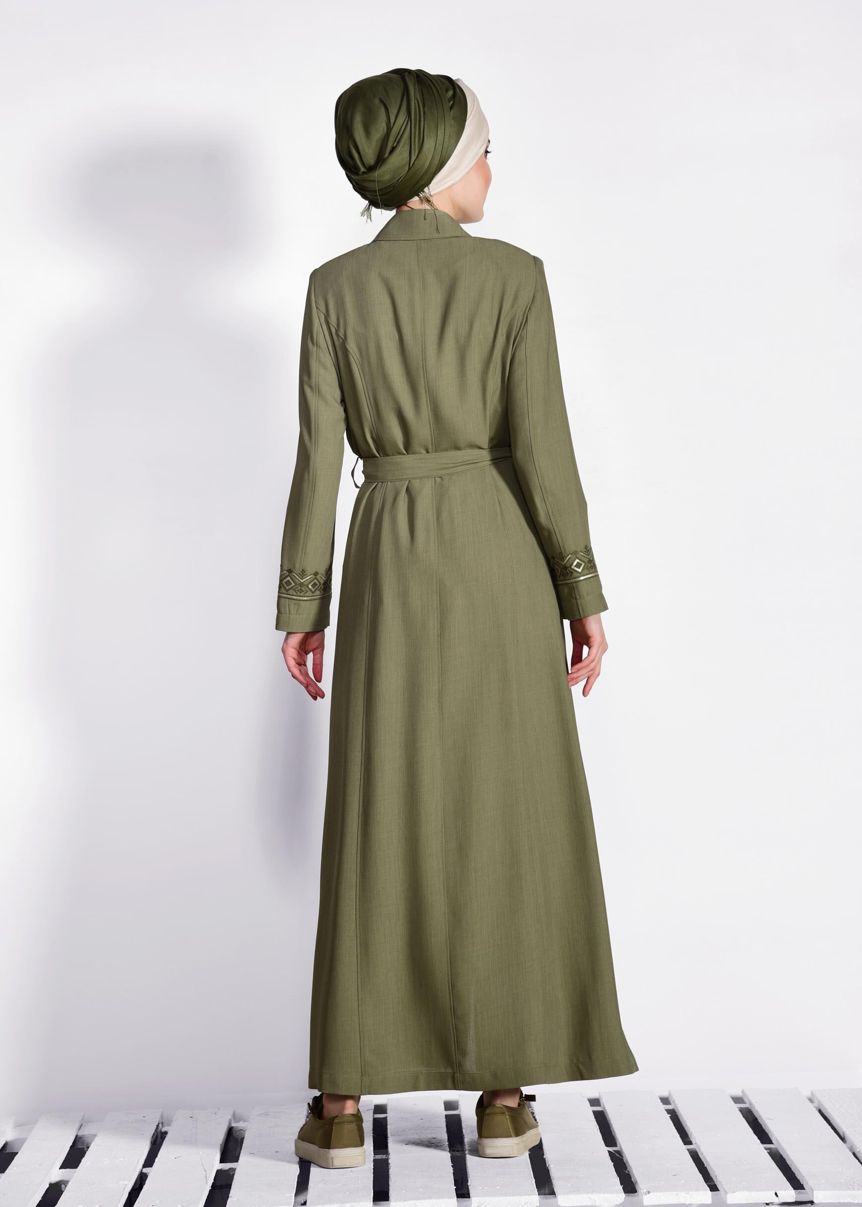 Tesettür giyim HAKİ GİZLİ DÜĞMELİ NAKIŞLI PARDESÜ 1284 