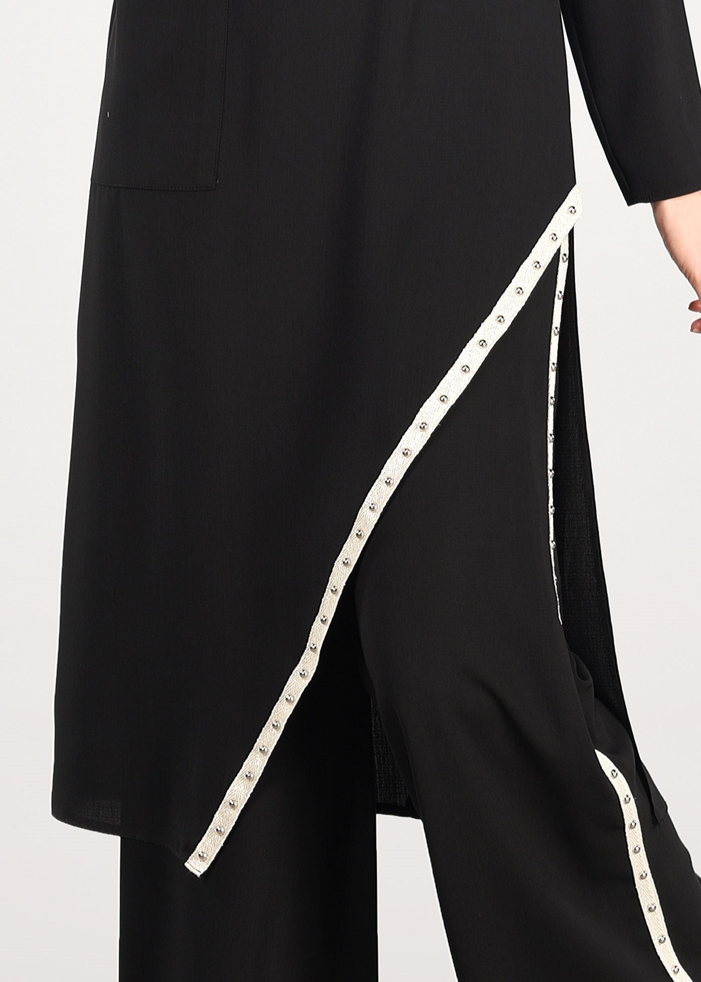 Tesettür giyim SİYAH ASİMETRİK KESİM İNCİ DETAYLI 2&prime;Lİ PANTOLONLU TAKIM 4007