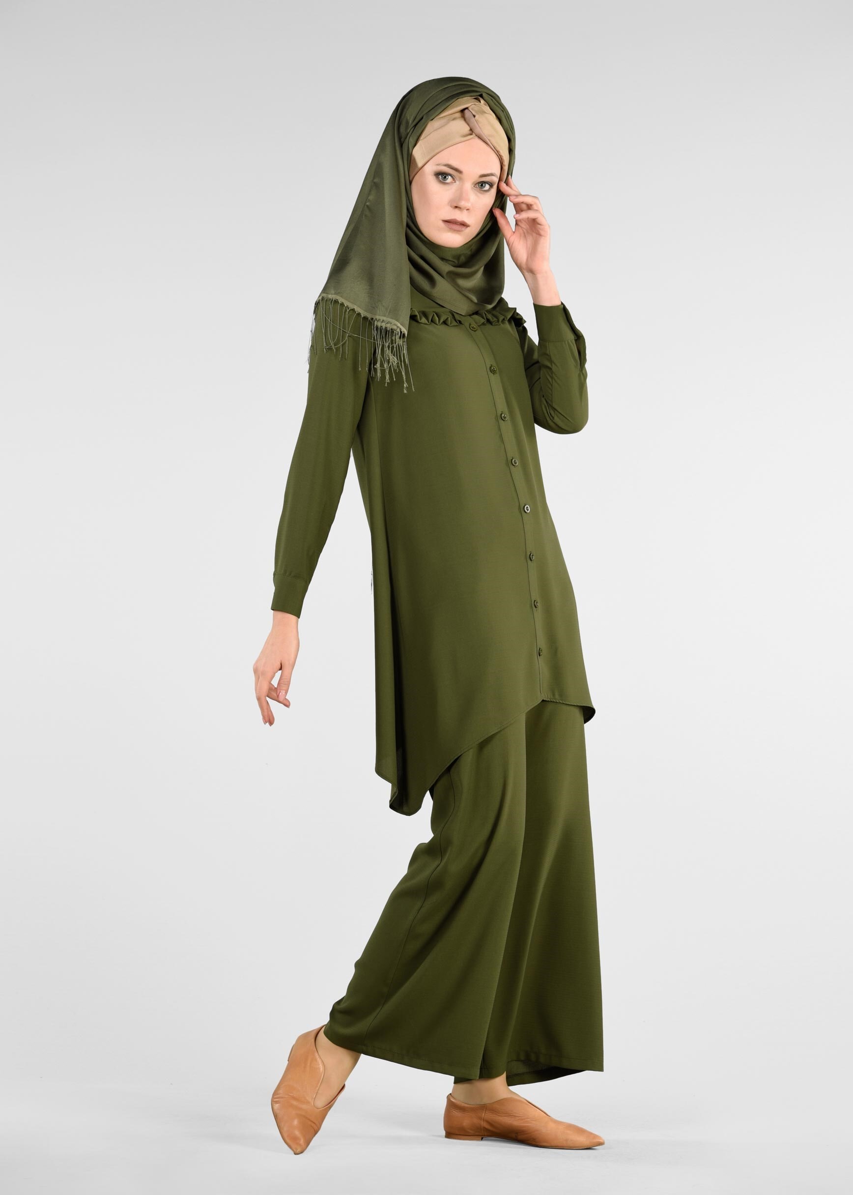 Tesettür giyim HAKİ SIRT KISMI FIRFIR VE BAĞCIK DETAYLI 2&prime;Lİ PANTOLONLU TAKIM 4008