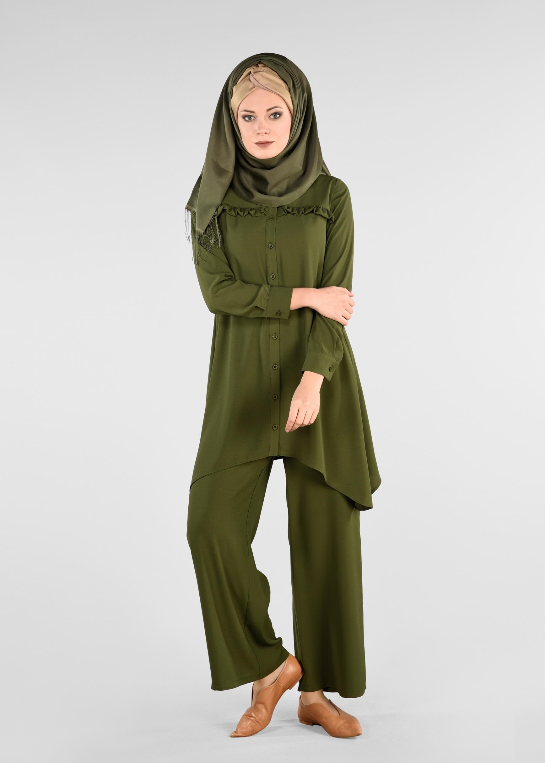 Tesettür giyim HAKİ SIRT KISMI FIRFIR VE BAĞCIK DETAYLI 2&prime;Lİ PANTOLONLU TAKIM 4008