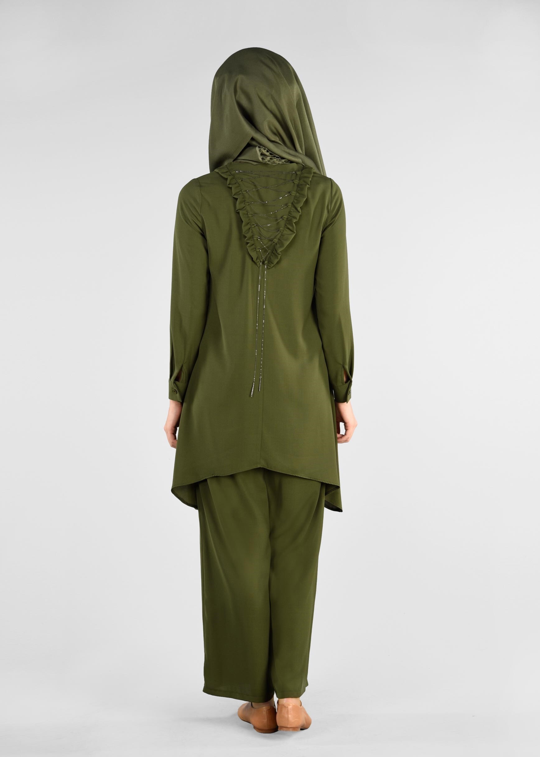 Tesettür giyim HAKİ SIRT KISMI FIRFIR VE BAĞCIK DETAYLI 2&prime;Lİ PANTOLONLU TAKIM 4008