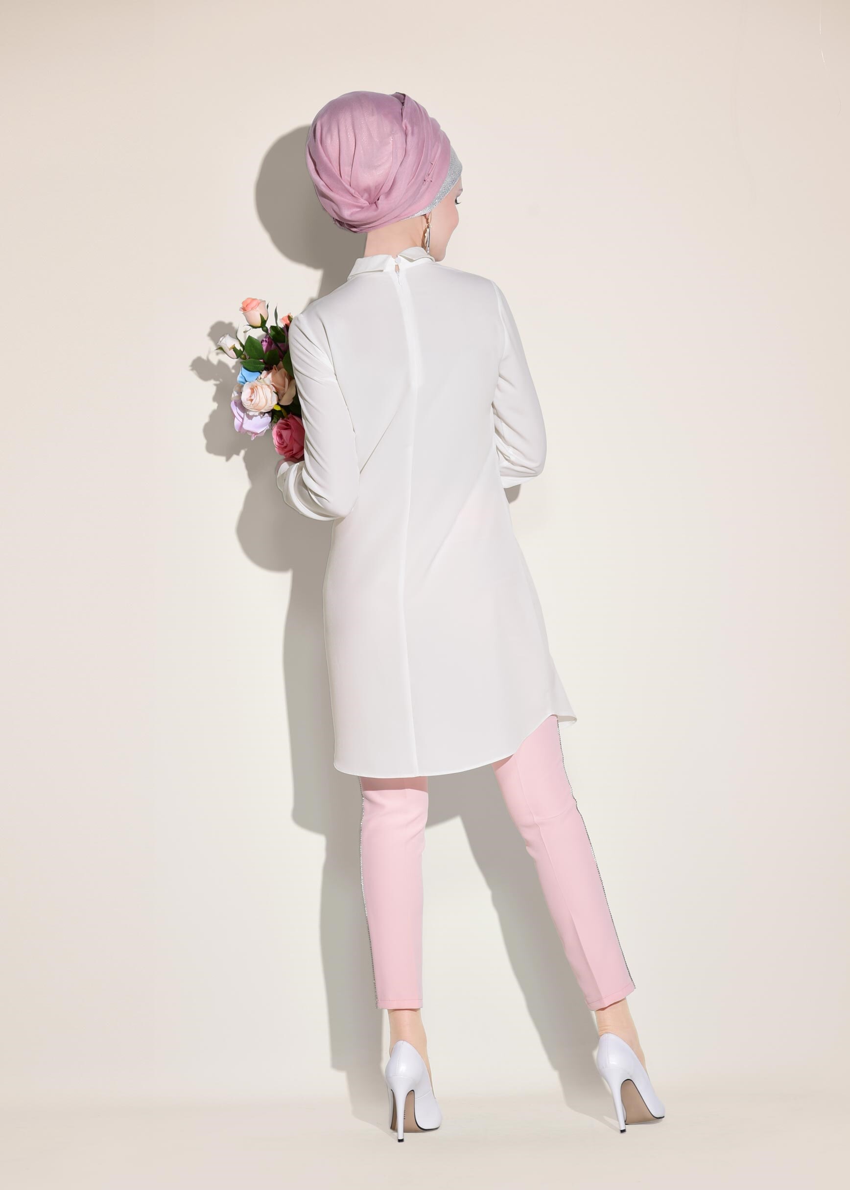 Tesettür giyim BEYAZ YAKASI BROŞLU TUNİK 4032 