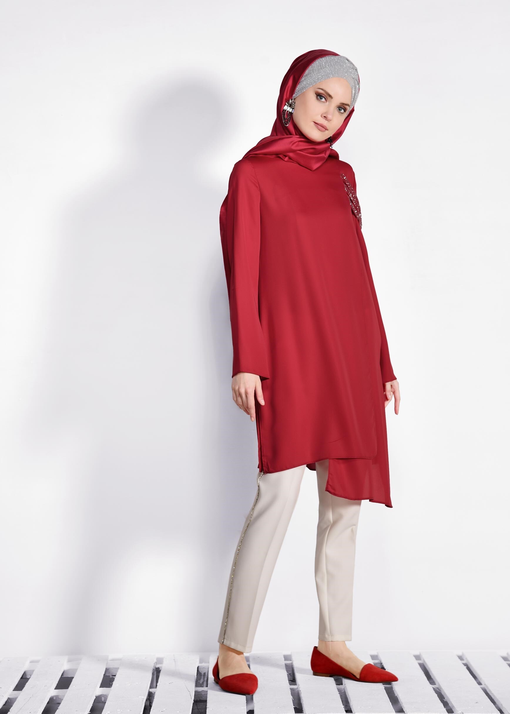 Tesettür giyim KIRMIZI OMUZ KISMI TAŞ İŞLEME DETAYLI TUNİK 4036