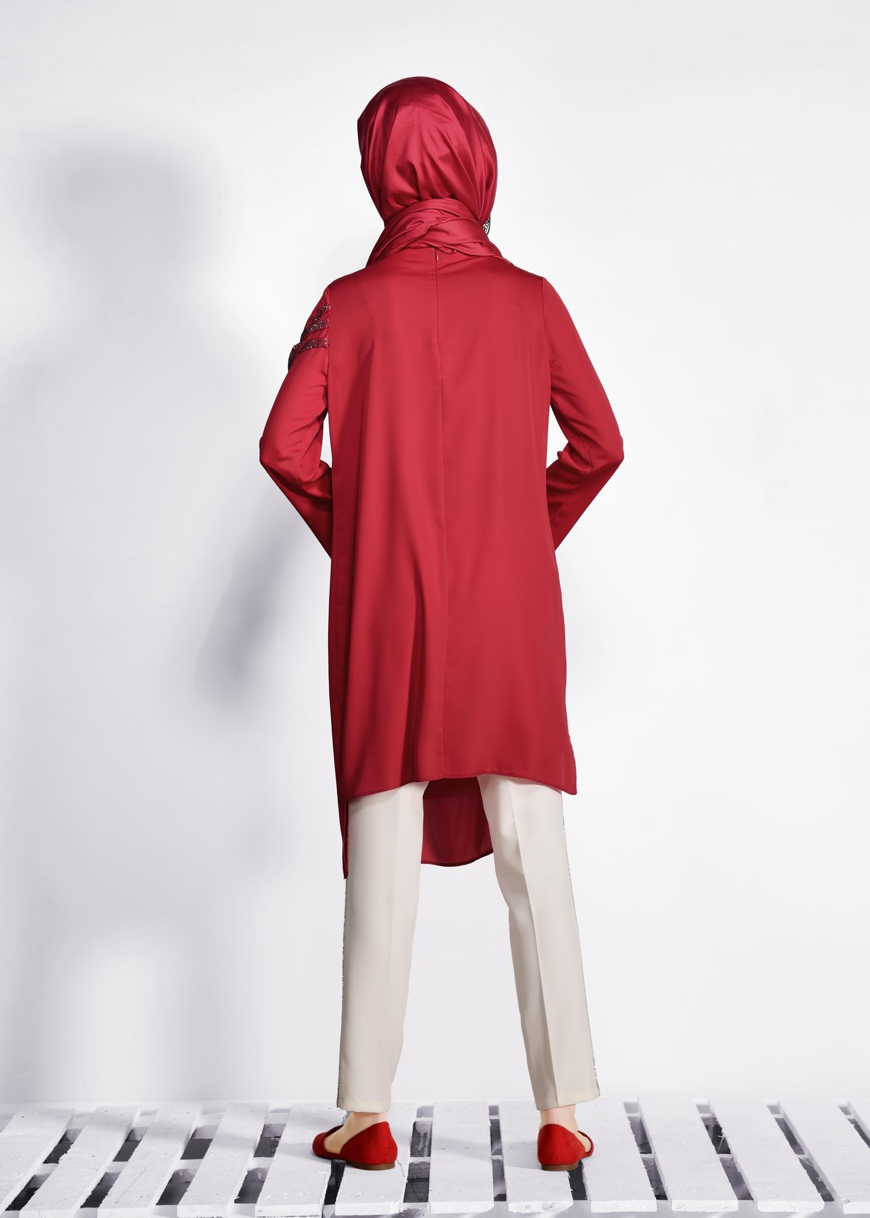 Tesettür giyim KIRMIZI OMUZ KISMI TAŞ İŞLEME DETAYLI TUNİK 4036