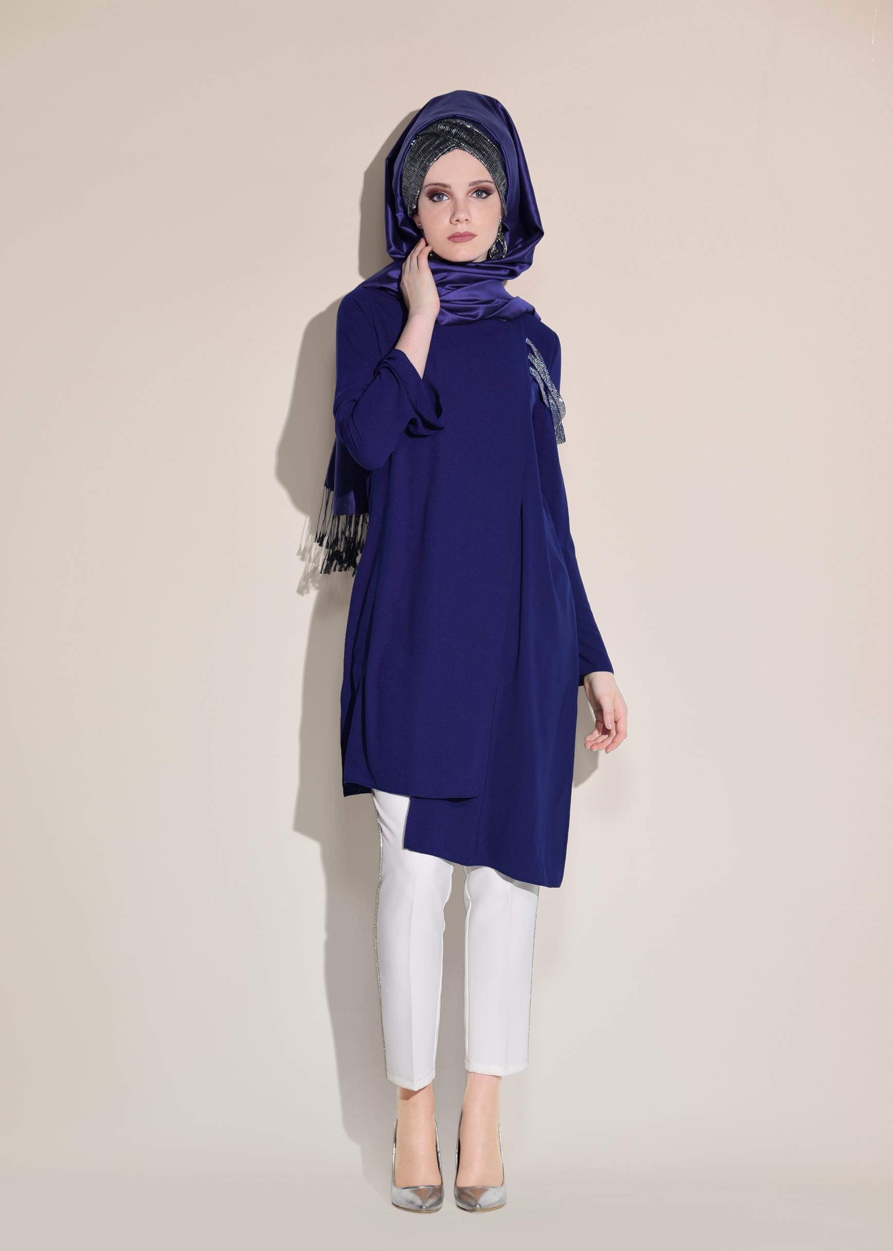 Tesettür giyim MAVİ OMUZ KISMI TAŞ İŞLEME DETAYLI TUNİK 4036