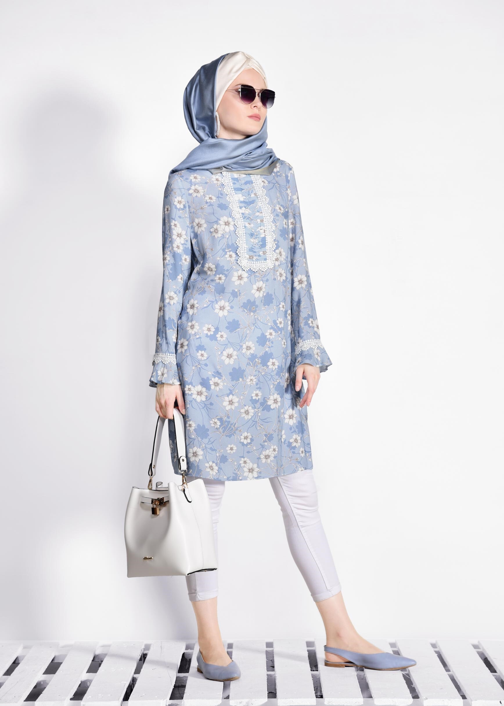 Tesettür giyim MAVİ ÇİÇEK DESENLİ TUNİK 4042
