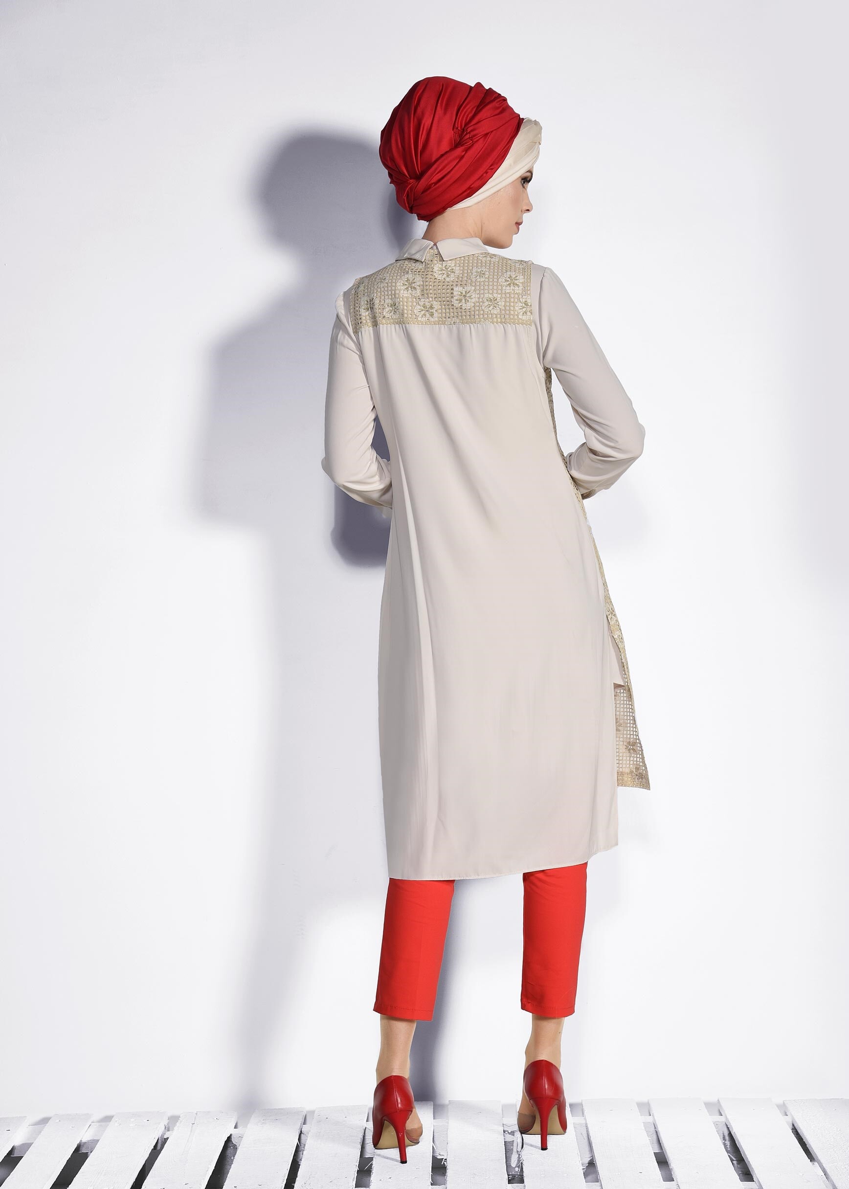 Tesettür giyim BEJ ÇİÇEK MOTİFLİ FİLELİ 2&prime;Lİ TUNİK 4133