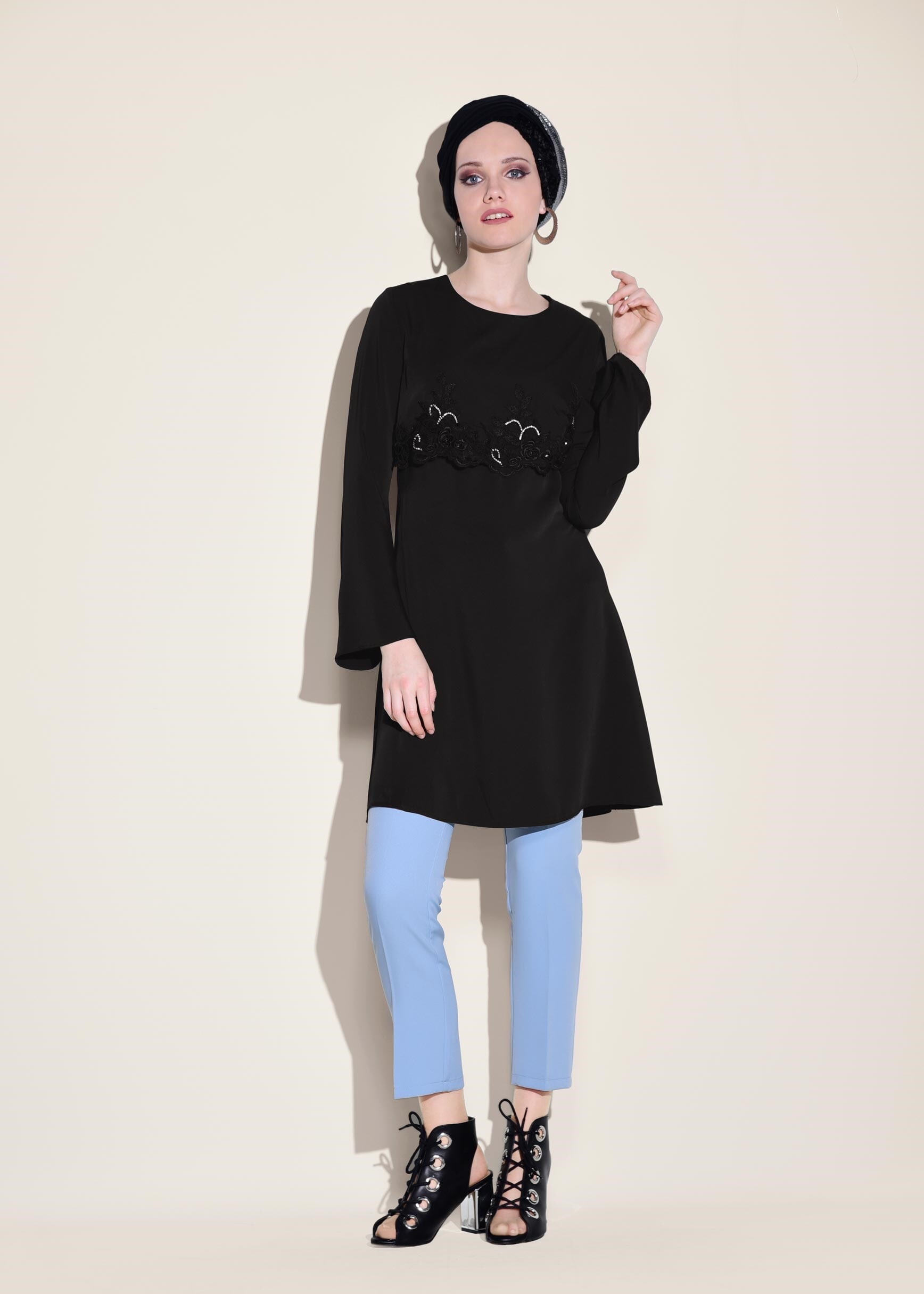 Tesettür giyim SİYAH NAKIŞ DETAYLI TUNİK 4430