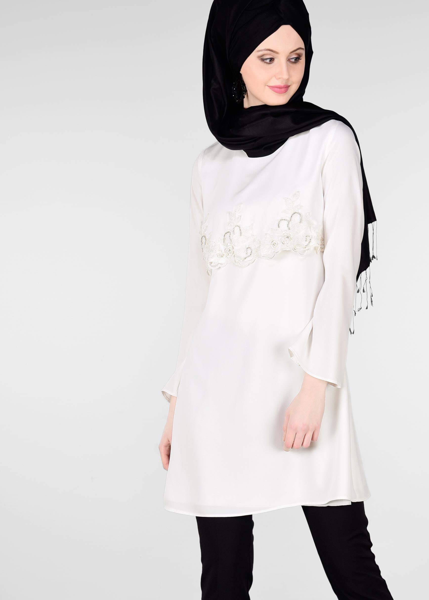 Tesettür giyim BEYAZ NAKIŞ DETAYLI TUNİK 4430