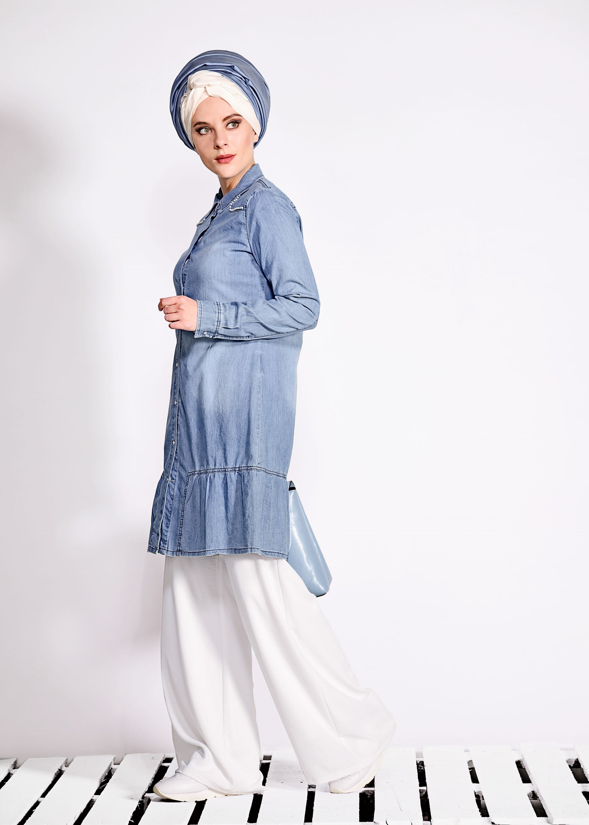 Tesettür giyim MAVİ OMUZLARI İNCİ İŞLEMELİ DENİM TUNİK 4946 