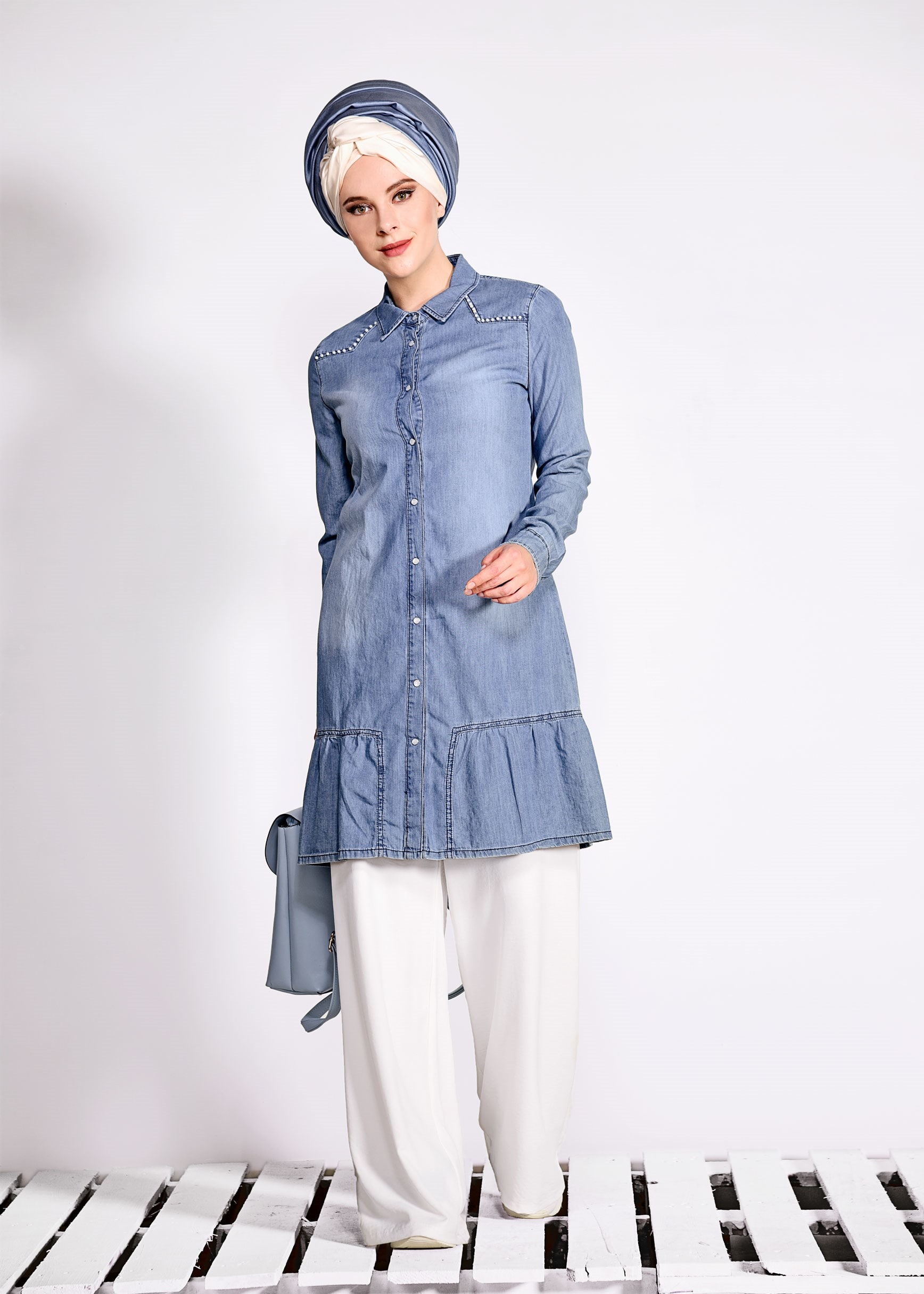 Tesettür giyim MAVİ OMUZLARI İNCİ İŞLEMELİ DENİM TUNİK 4946 