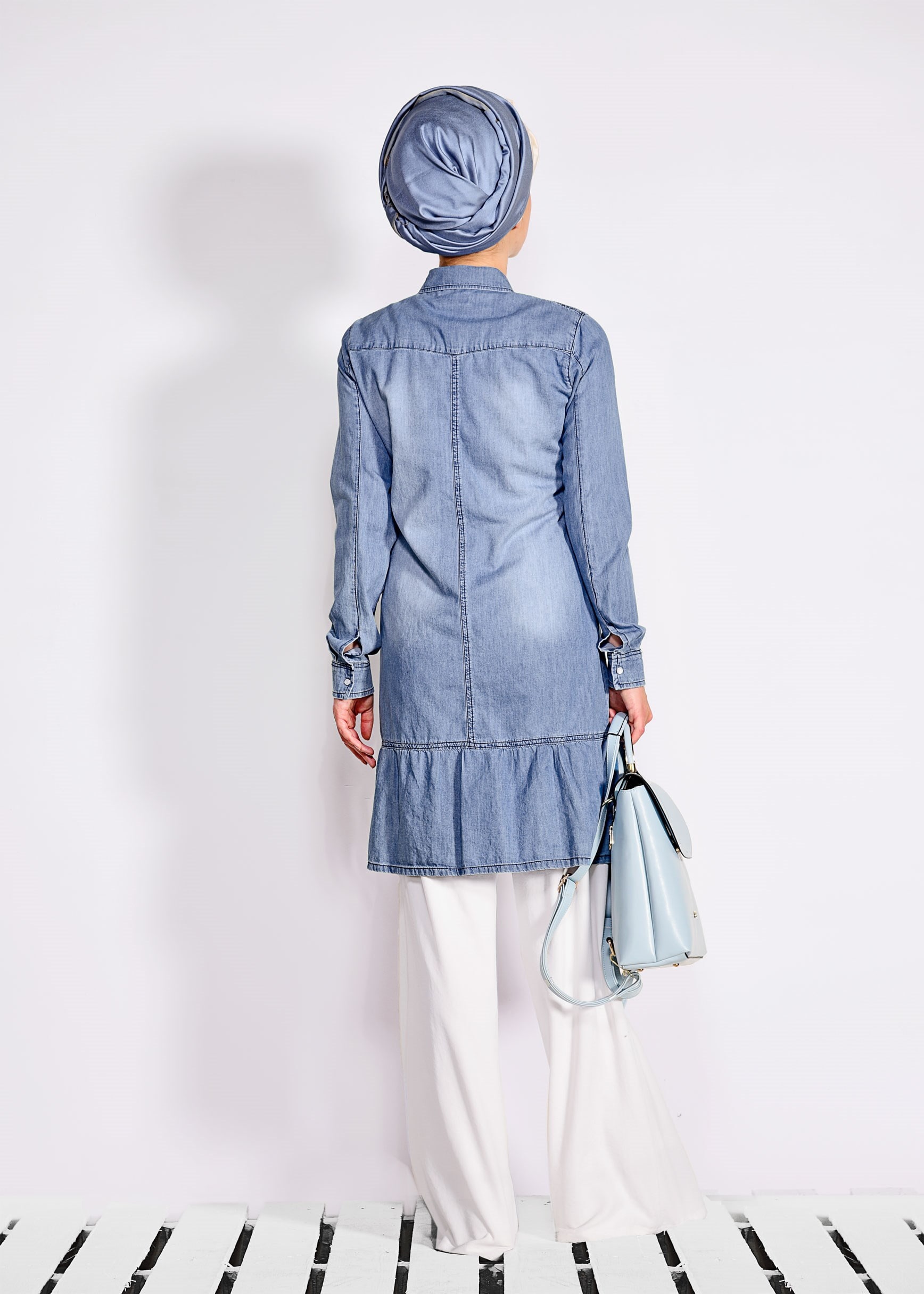 Tesettür giyim MAVİ OMUZLARI İNCİ İŞLEMELİ DENİM TUNİK 4946 