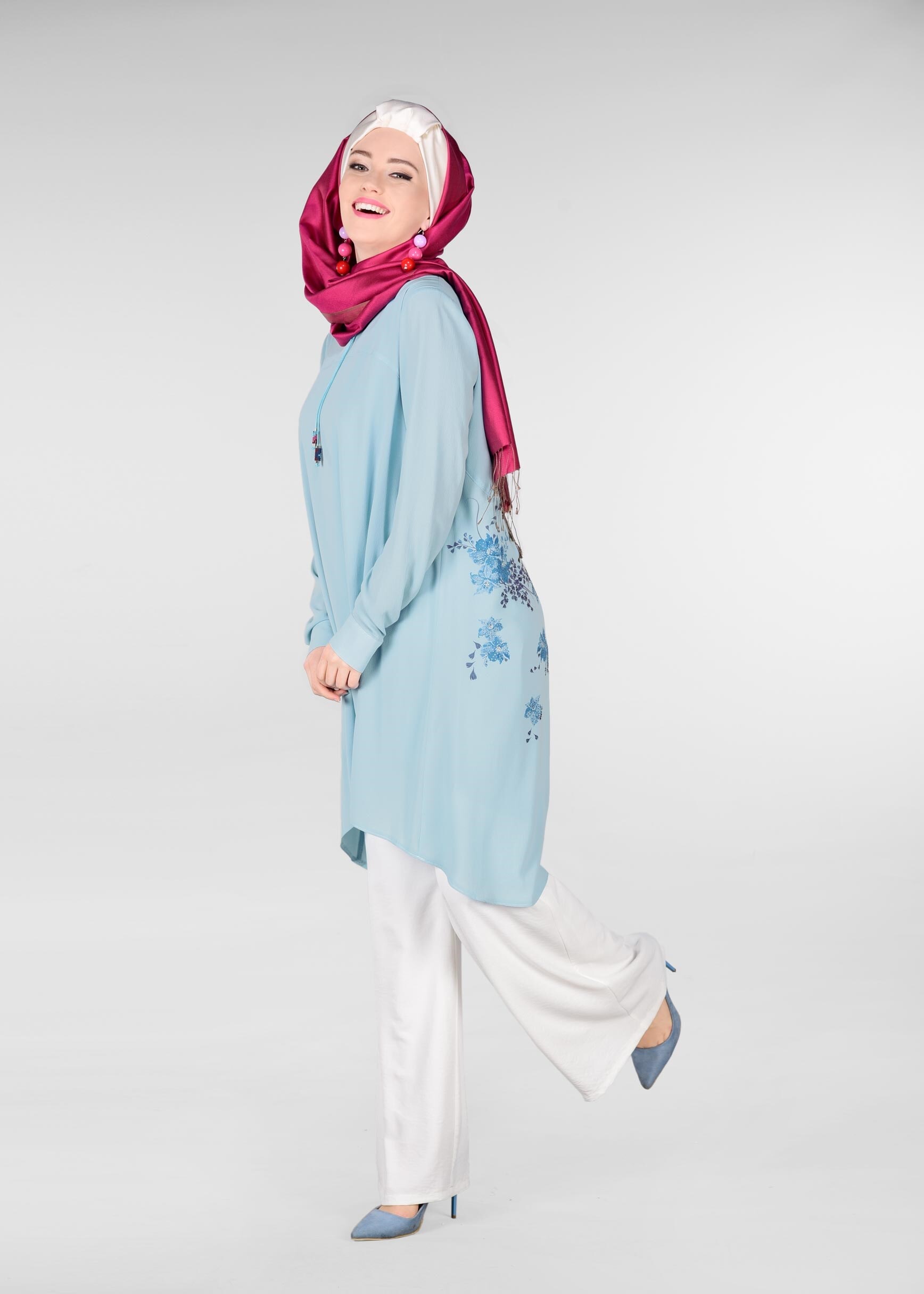 Tesettür giyim MAVİ SIRT KISMI ÇİÇEK BASKILI TUNİK 4996