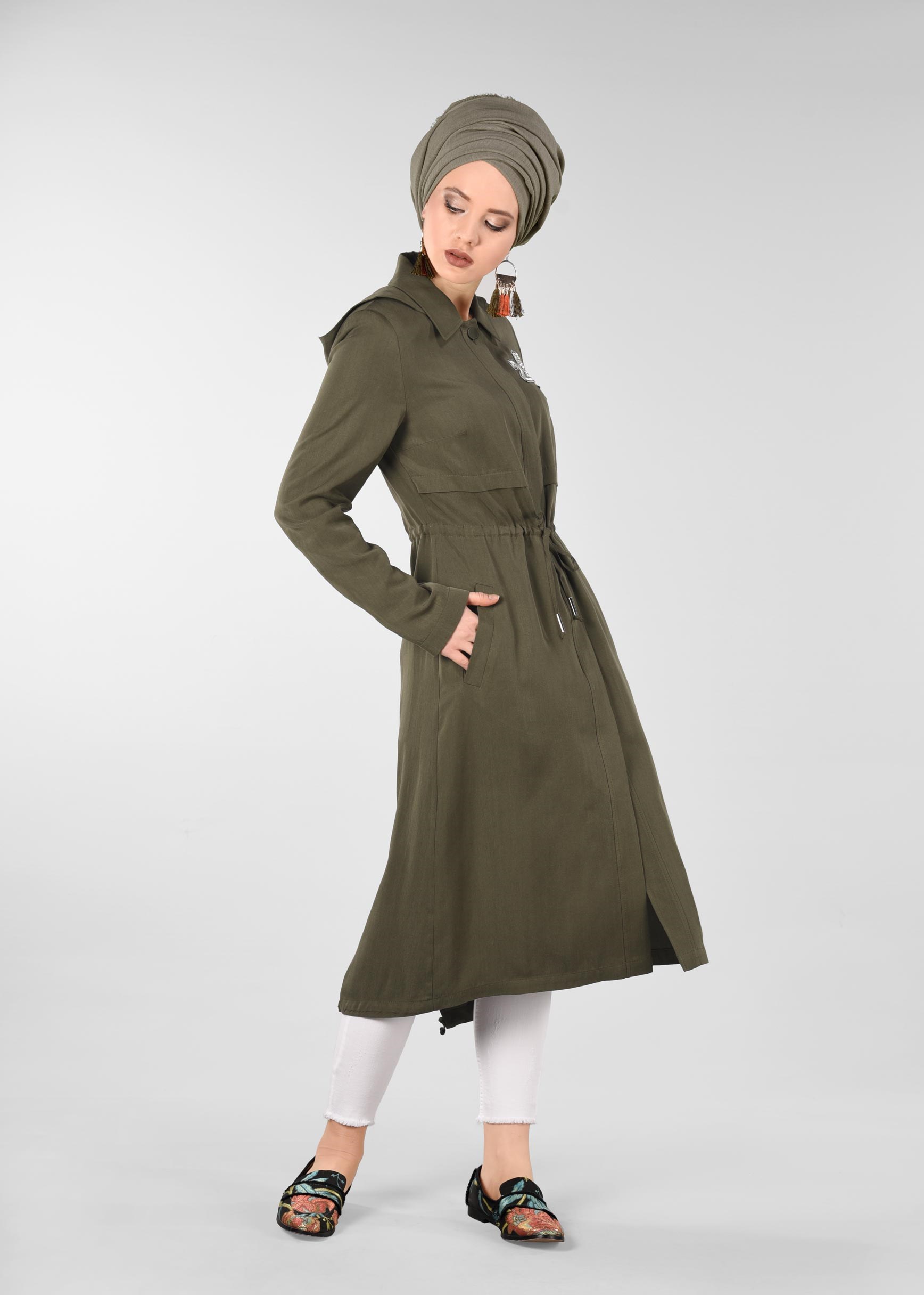 Tesettür giyim HAKİ BEL KISMI BÜZGÜLÜ ARMALI TRENÇKOT 1191