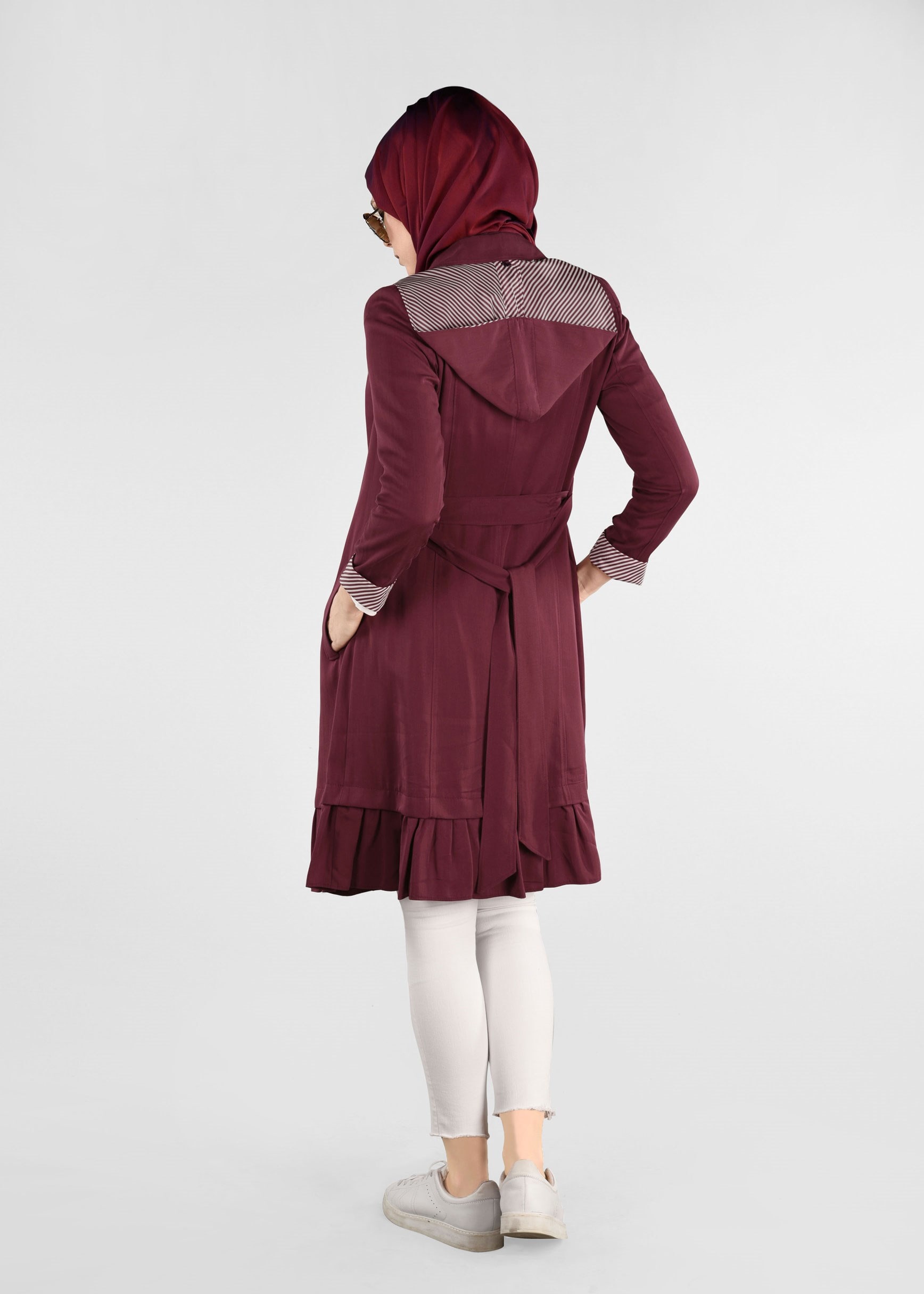 Tesettür giyim BORDO ETEK UCU PİLİSELİ KAPÜŞONLU TRENÇKOT 1192