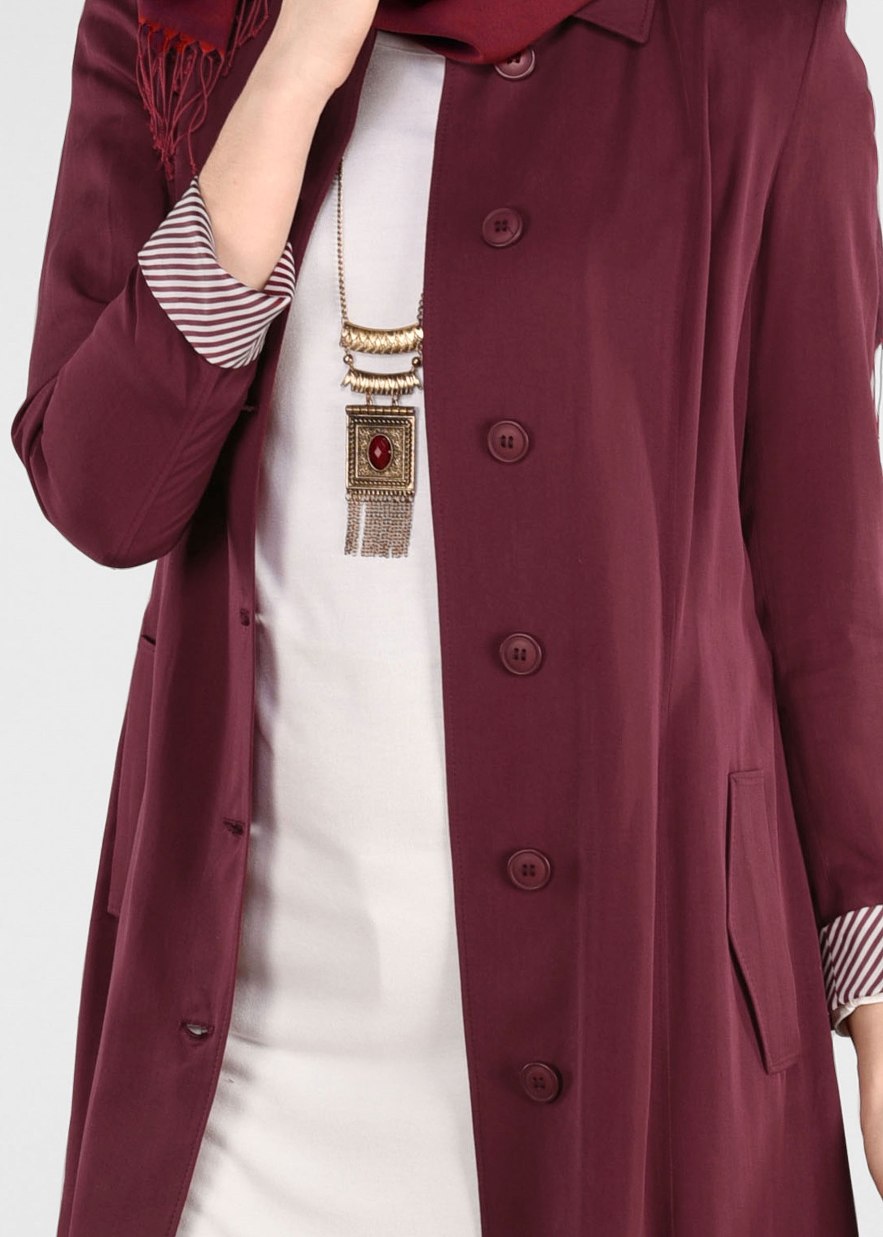 Tesettür giyim BORDO ETEK UCU PİLİSELİ KAPÜŞONLU TRENÇKOT 1192